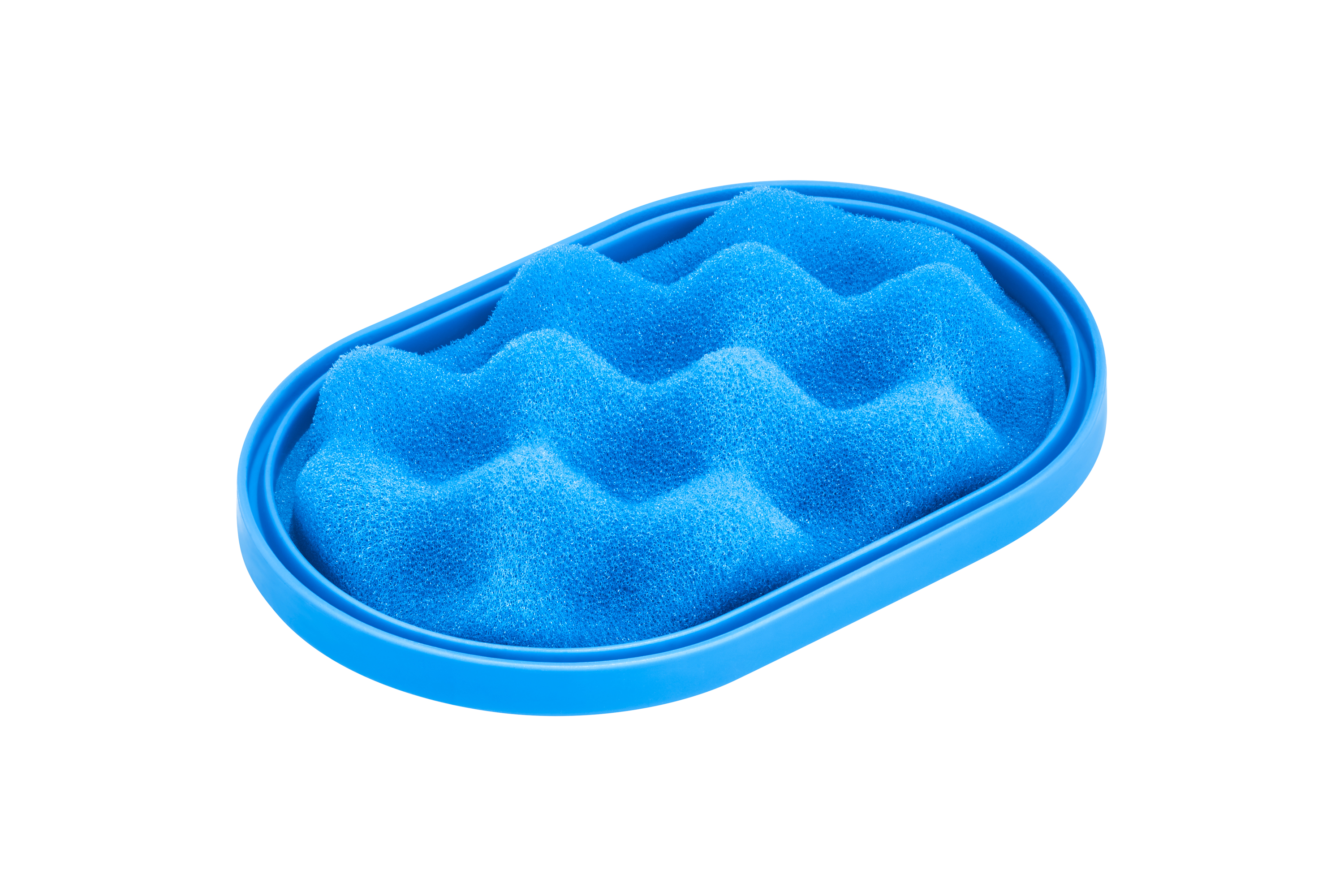Una esponja ovalada azul con superficie ondulada dentro de un marco azul sobre blanco.