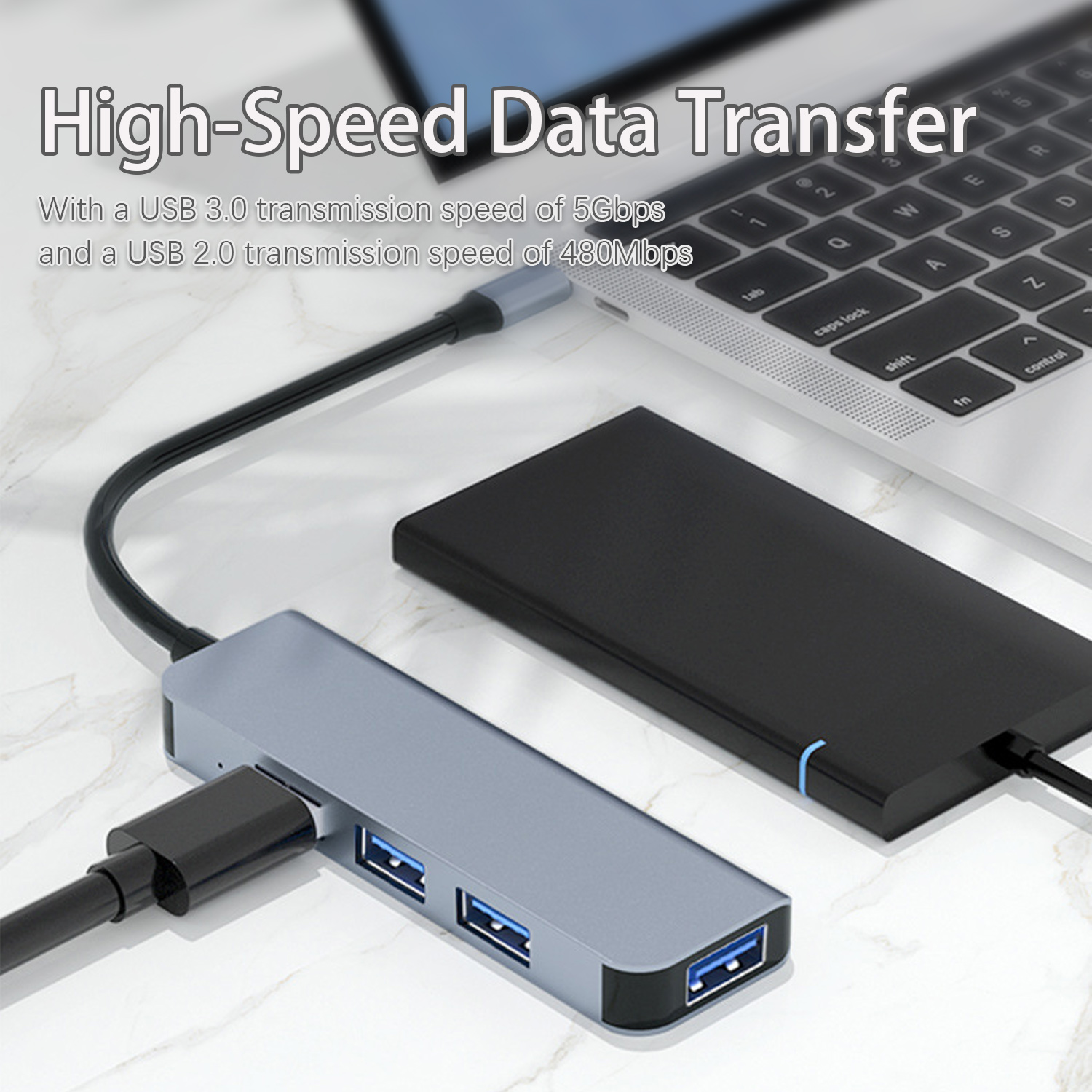 USB-Hub mit Laptop und externer Festplatte verbunden. High-Speed Data Transfer.