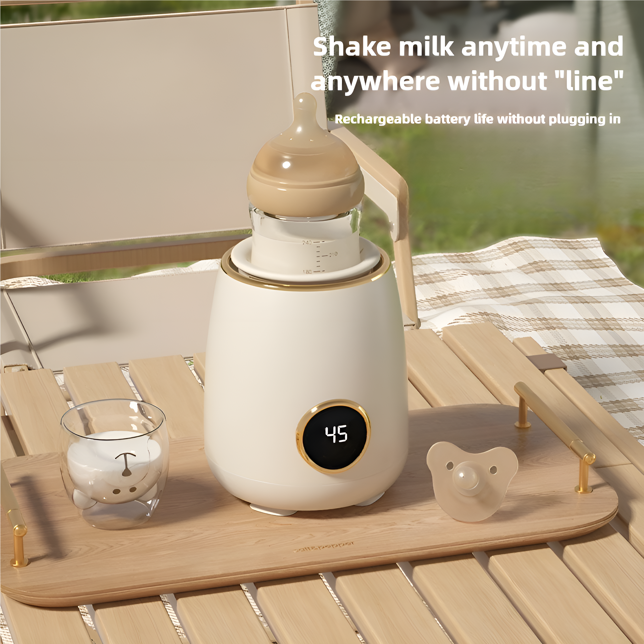Babyflaschenwärmer mit Flasche, Glas mit Bär, Schnuller auf einem Holztablett.