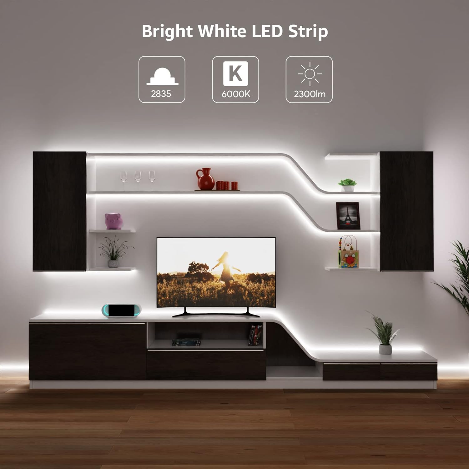 Modernes Wohnzimmer mit weißen Regalen, LED-Streifenbeleuchtung und einem Fernseher. Schwarz-weiße Möbel.