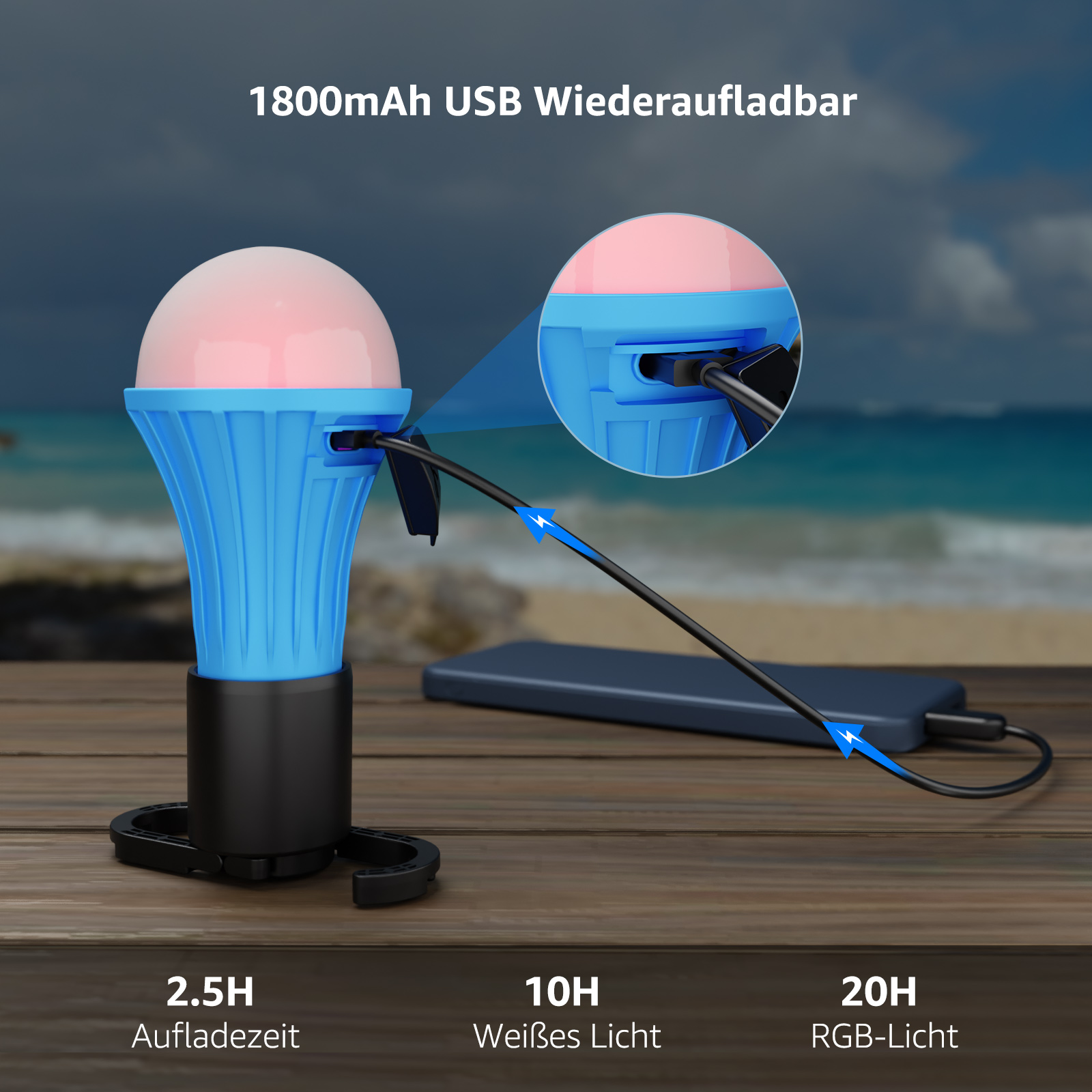 Blau-rosa Licht, USB-aufladbare Lampe auf Holz. Zeigt ein eingestecktes Kabel. Der Hintergrund ist ein Strand.