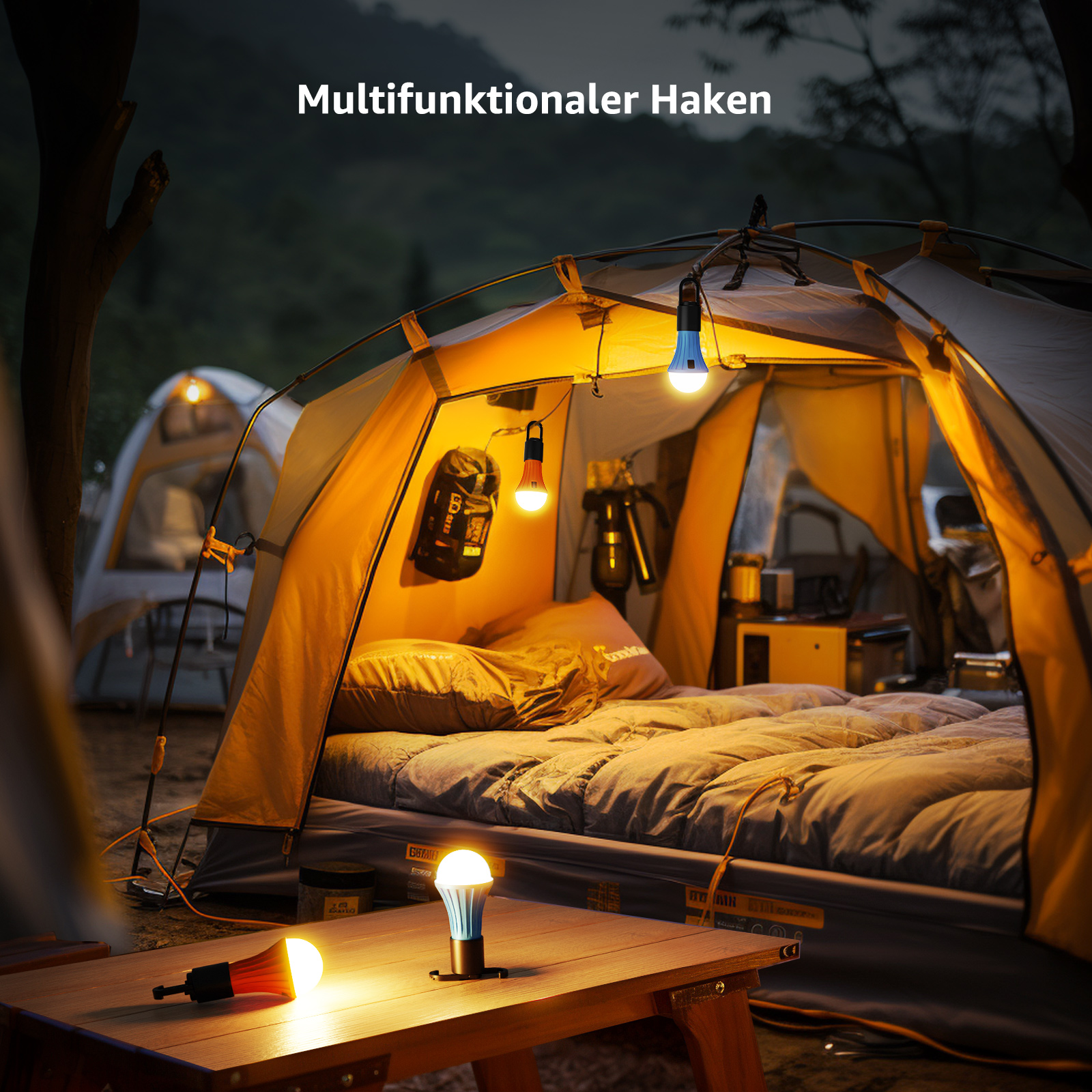 Ein Zelt bei Nacht mit Hängelampen und einem Tisch mit Lichtern. Dunkler Waldboden.
