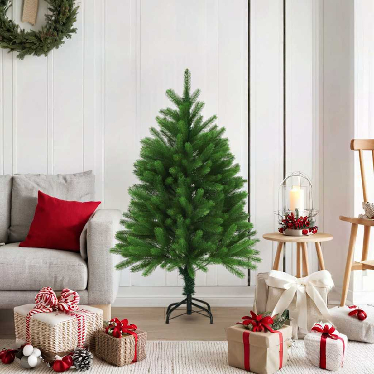 Weihnachtsbaum in einem Raum mit Geschenken und Dekorationen.