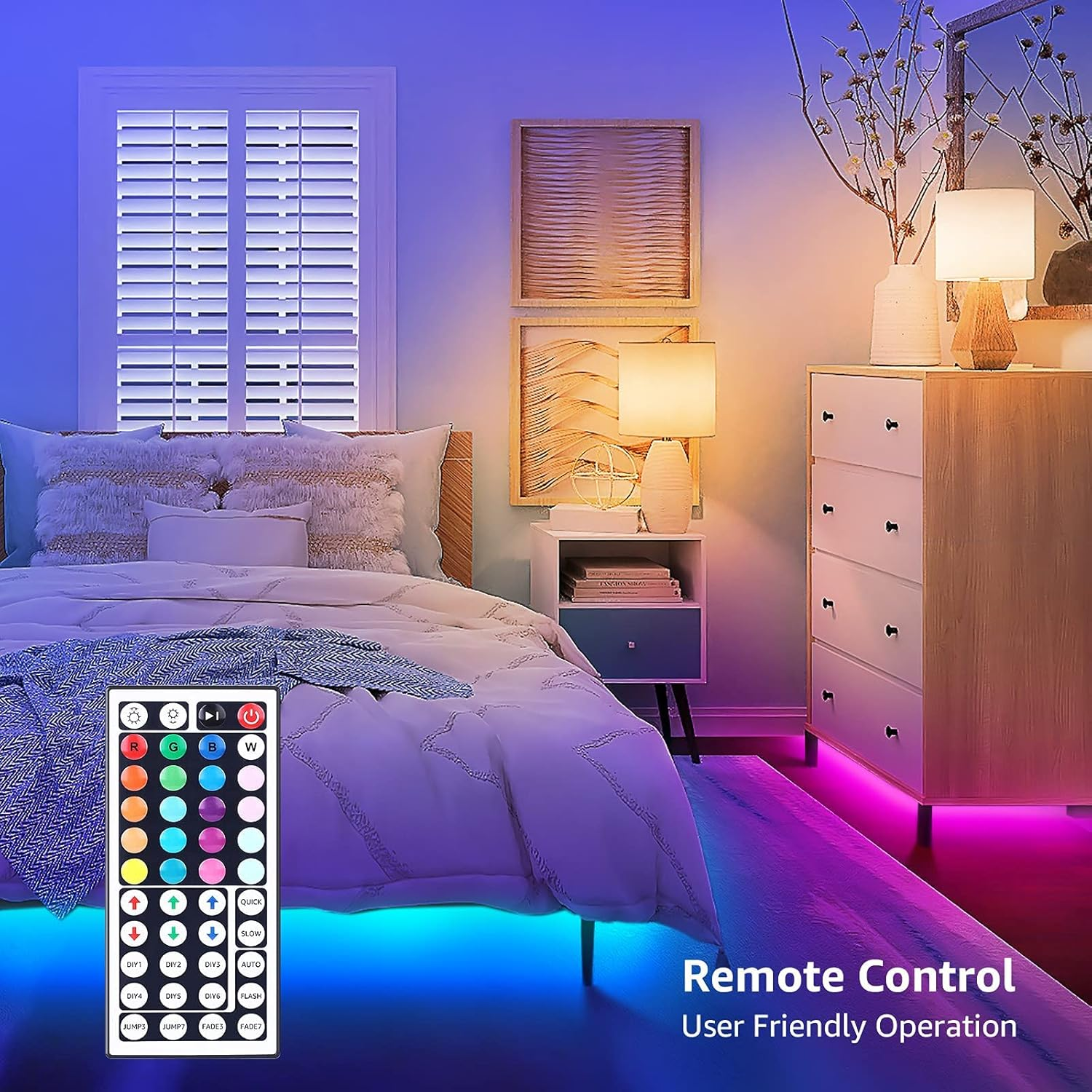 Ein Schlafzimmer mit Bett, Lampen und Fernbedienung für farbwechselnde LED-Leuchten.