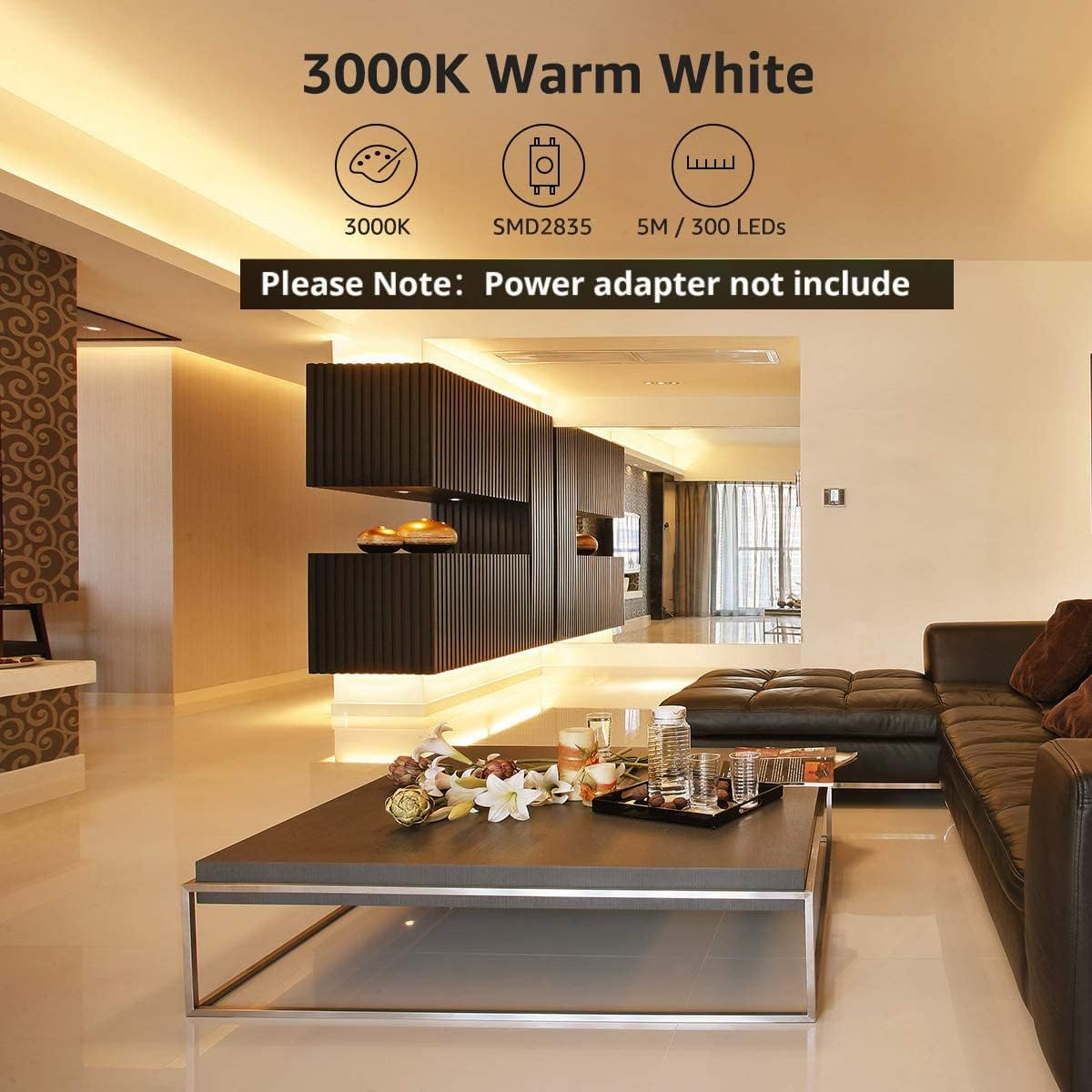 Ein Wohnzimmer mit LED-Beleuchtung. Ein Couchtisch, Sofa und Teppich befinden sich in der Mitte.