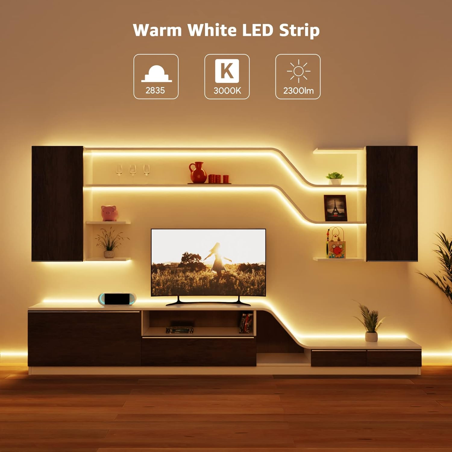 Modernes Wohnzimmer mit Fernseher, Regalen und LED-Streifenbeleuchtung. Holzboden und Wand.