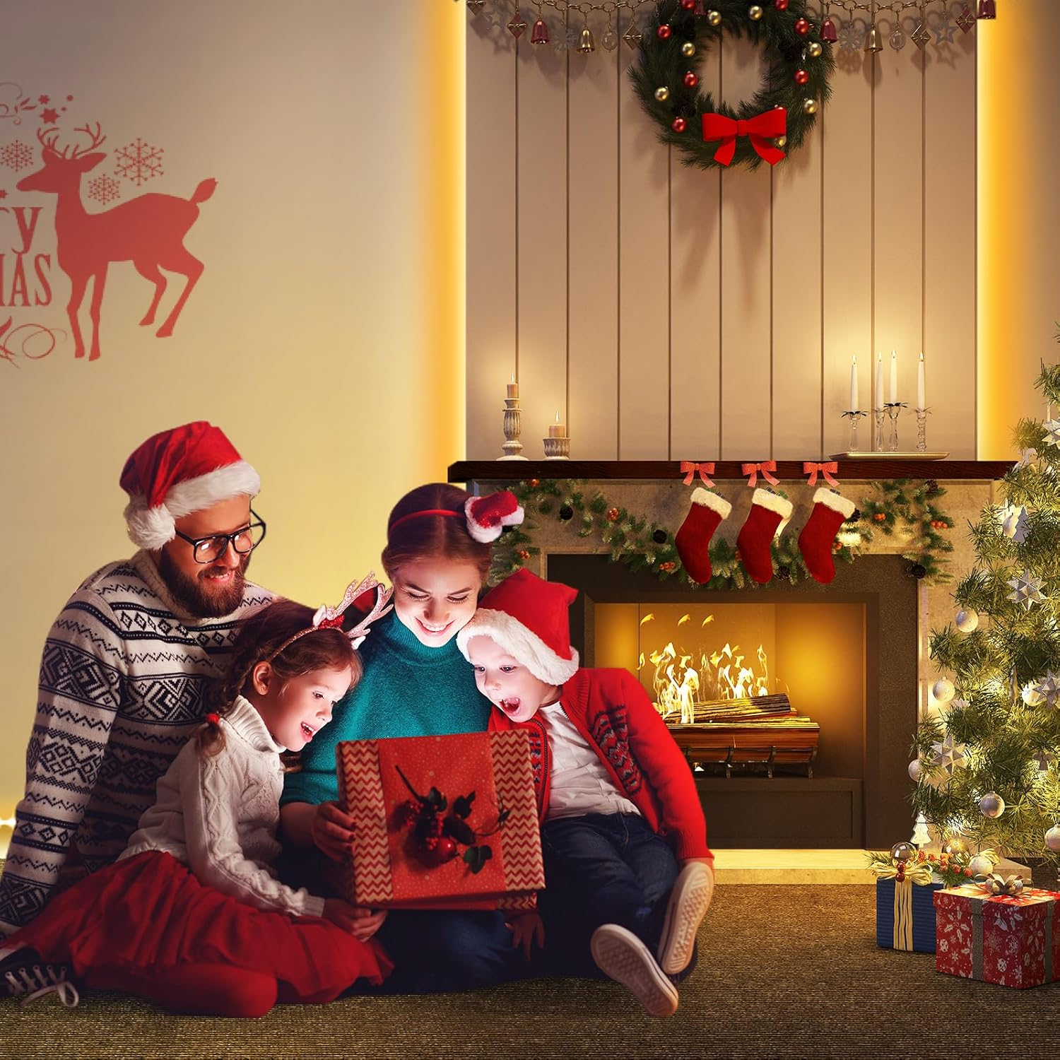 Familie öffnet Weihnachtsgeschenk am Kamin, Weihnachtsbaum in der Ecke.
