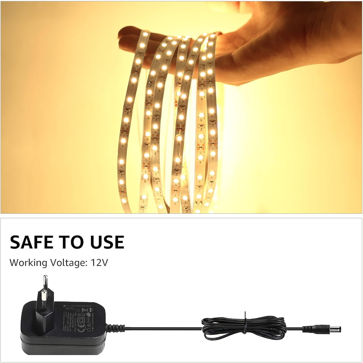 Eine Hand, die eine Lichterkette mit LEDs hält. Darunter ein schwarzer Adapter mit Netzkabel.