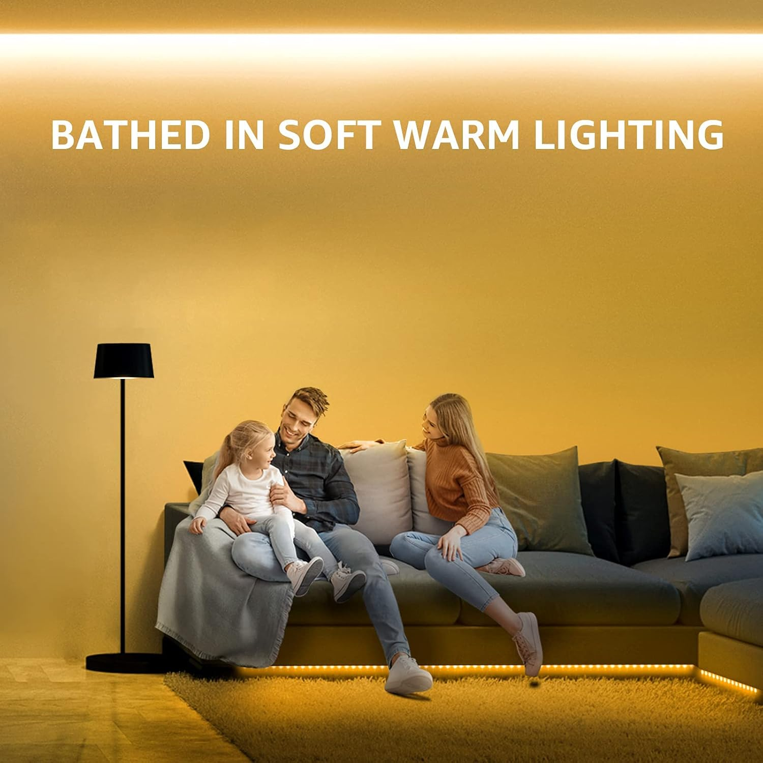 Eine Familie sitzt auf einem Sofa in einem Raum, der von warmgelbem Licht von LED-Streifen beleuchtet wird.