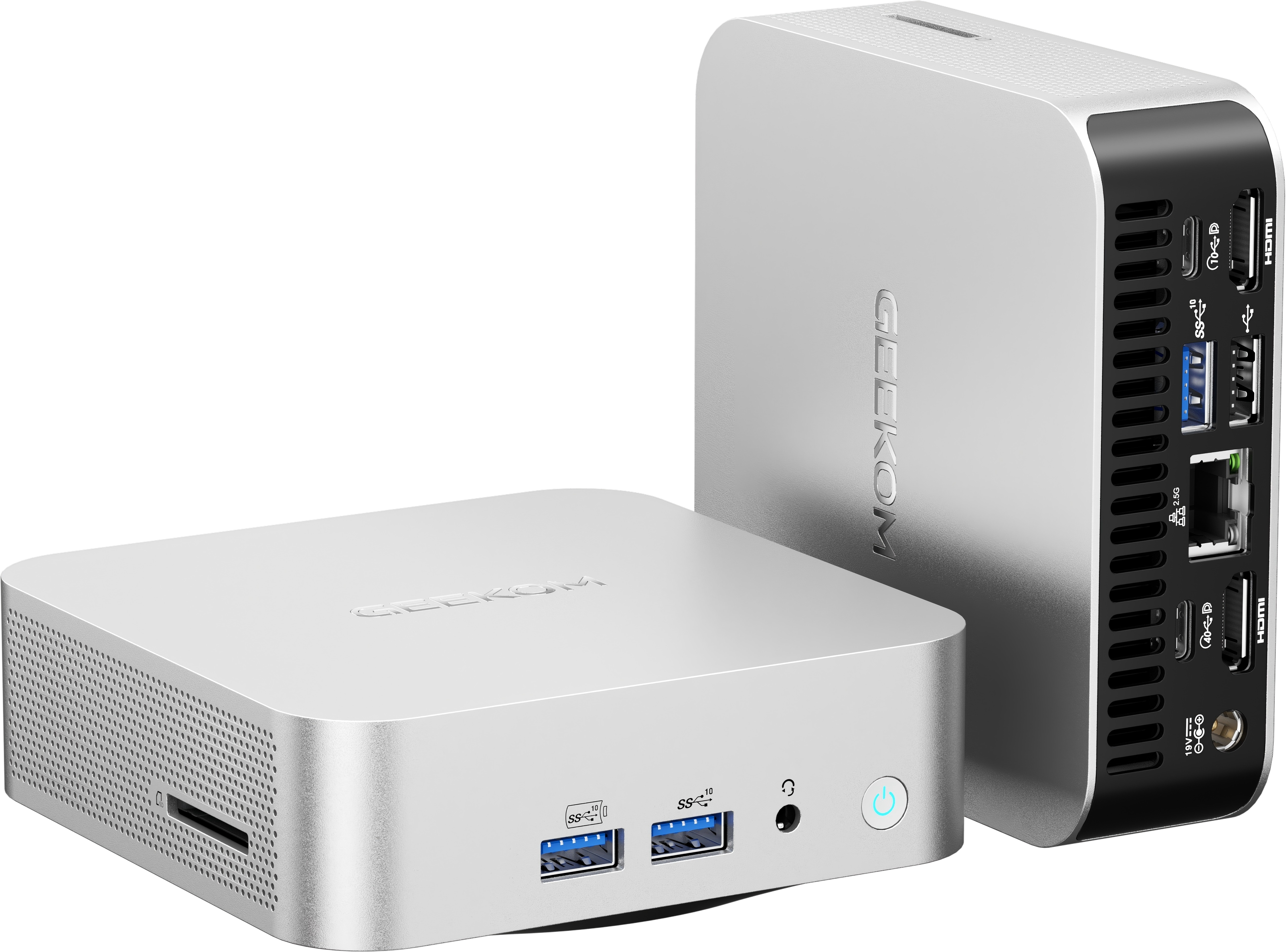 Zwei silberne Mini-Computer mit dem Markennamen Geekom. Einer ist vorne und einer hinten.