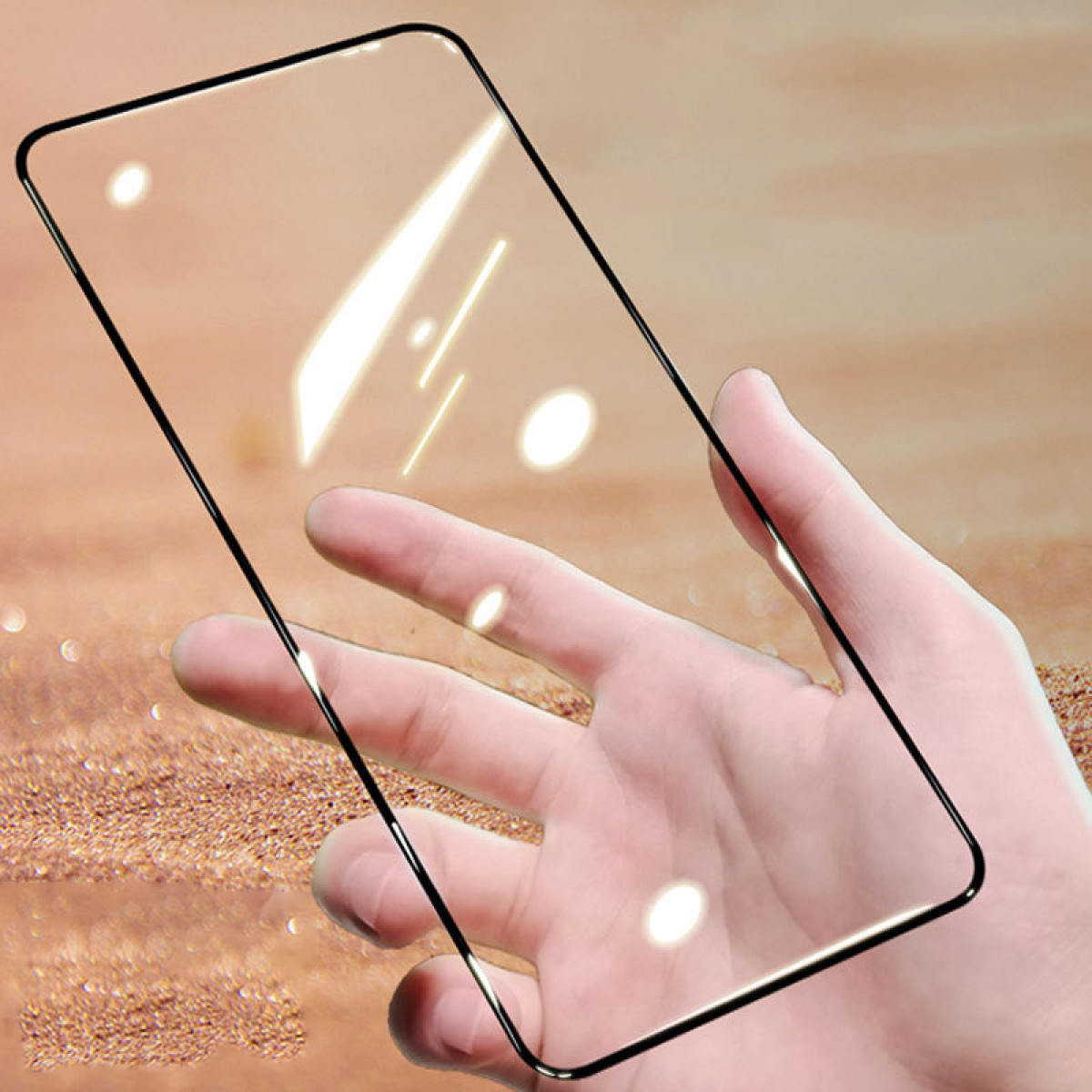 Mano che tiene una protezione per lo schermo trasparente. Sfondo bokeh. Il telefono è dentro.
