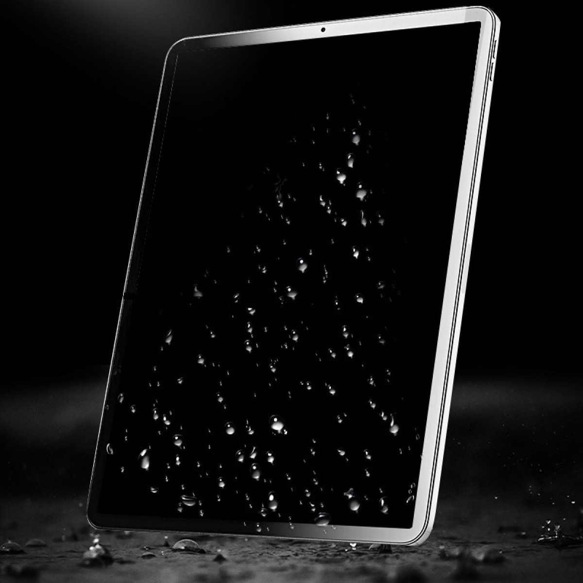 Tablet met waterdruppels op het scherm. Donkere achtergrond. Zilveren frame.