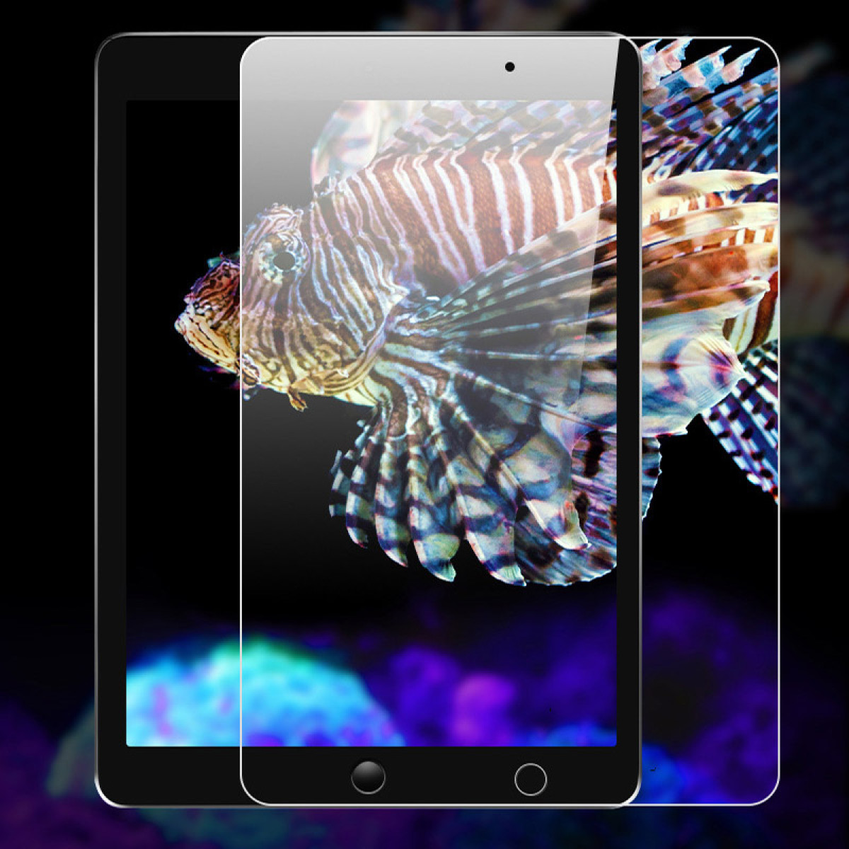 Tablet met een levendige vis onder water. Screenprotector aangebracht. Zwarte achtergrond.