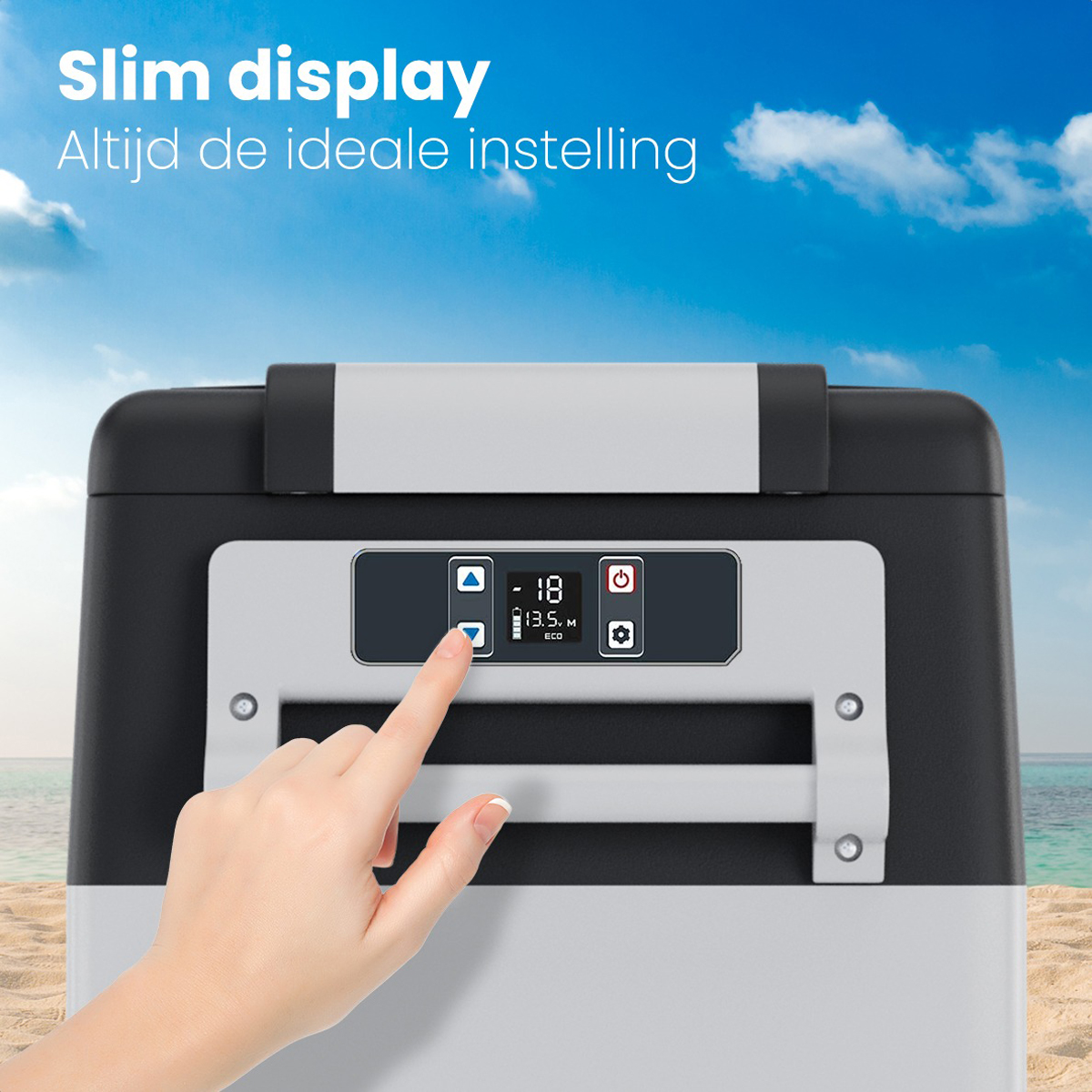 Hand van een vrouw die naar het display van een koeler wijst. Met de tekst "Slim display".