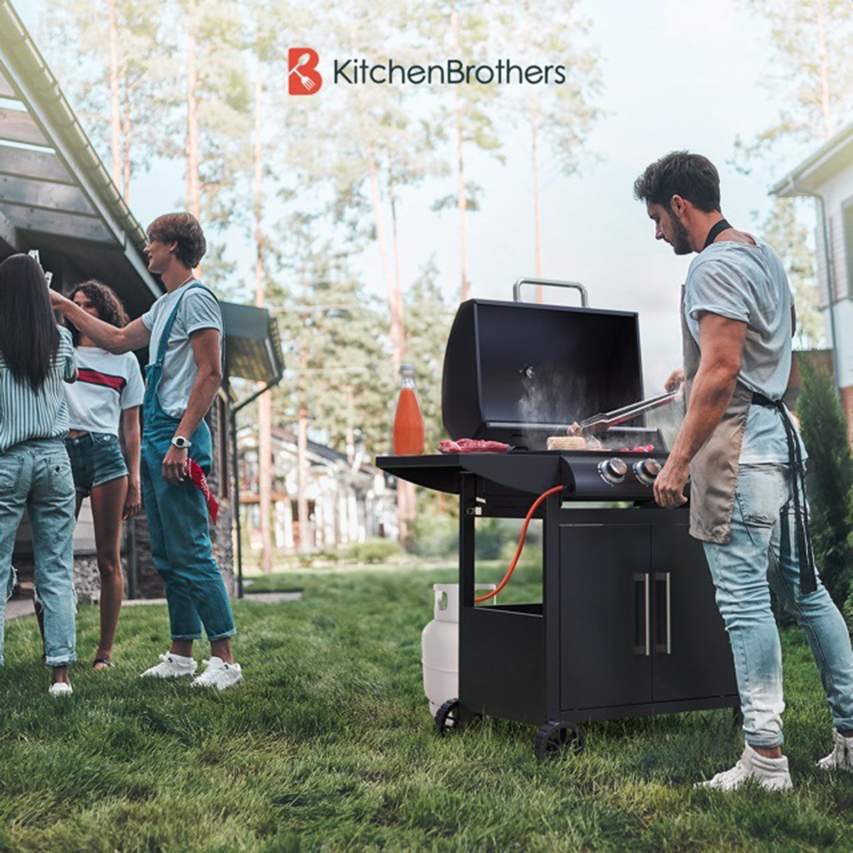 Groep mensen rond een grill. Een man grilt vlees, een ander wijst.
