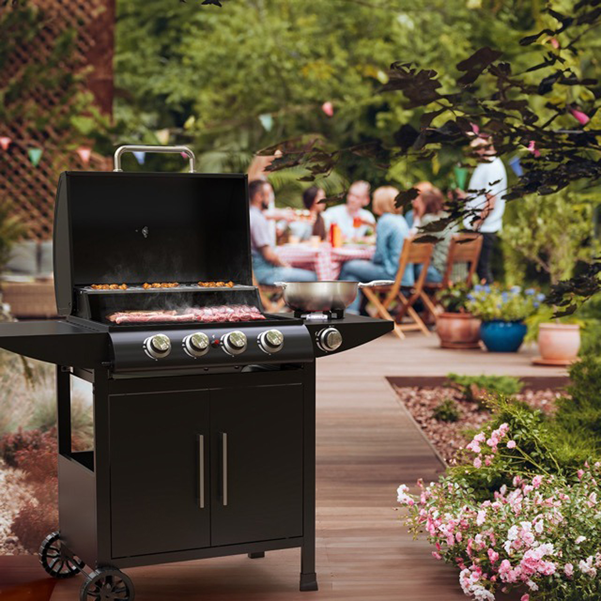 Zwarte grill met eten, mensen aan tafel op de achtergrond, buiten.