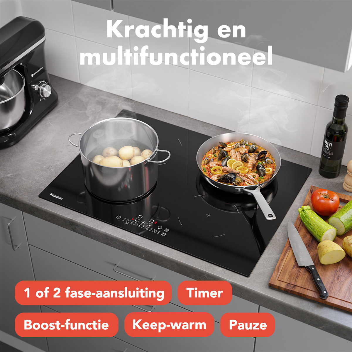Zwarte inductiekookplaat met pannen met eten en kooklabels.