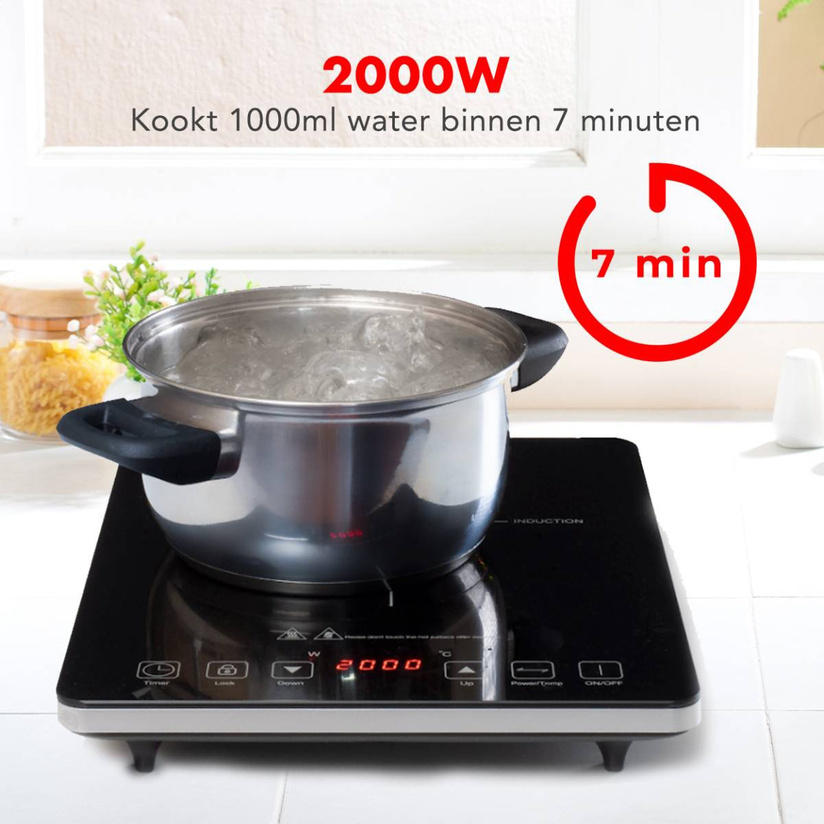 Een roestvrijstalen pan met kokend water op een zwart inductiekookplaat met digitale bediening.