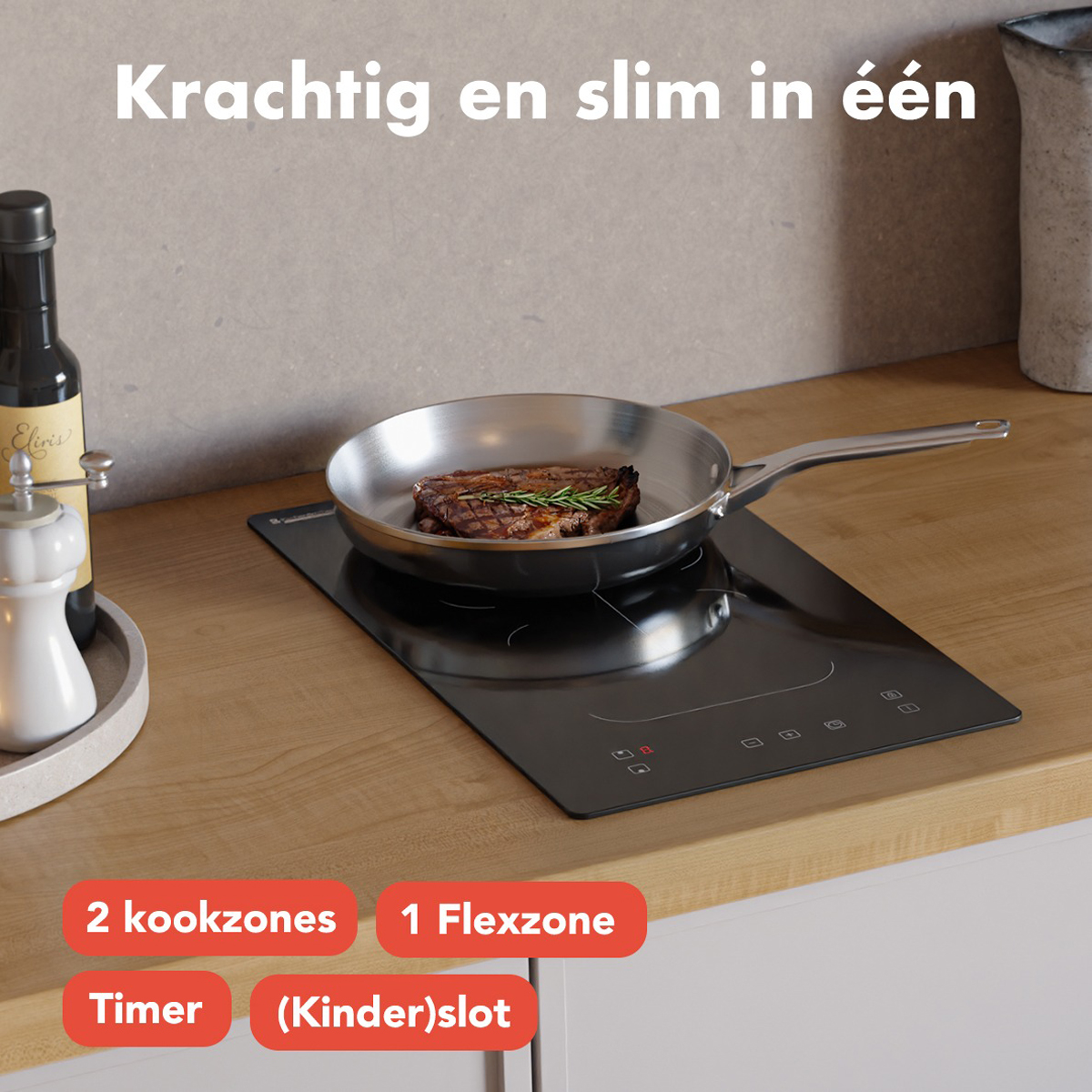 Zwarte inductiekookplaat met een pan waarin eten wordt gebakken. Op een houten oppervlak met tekst.
