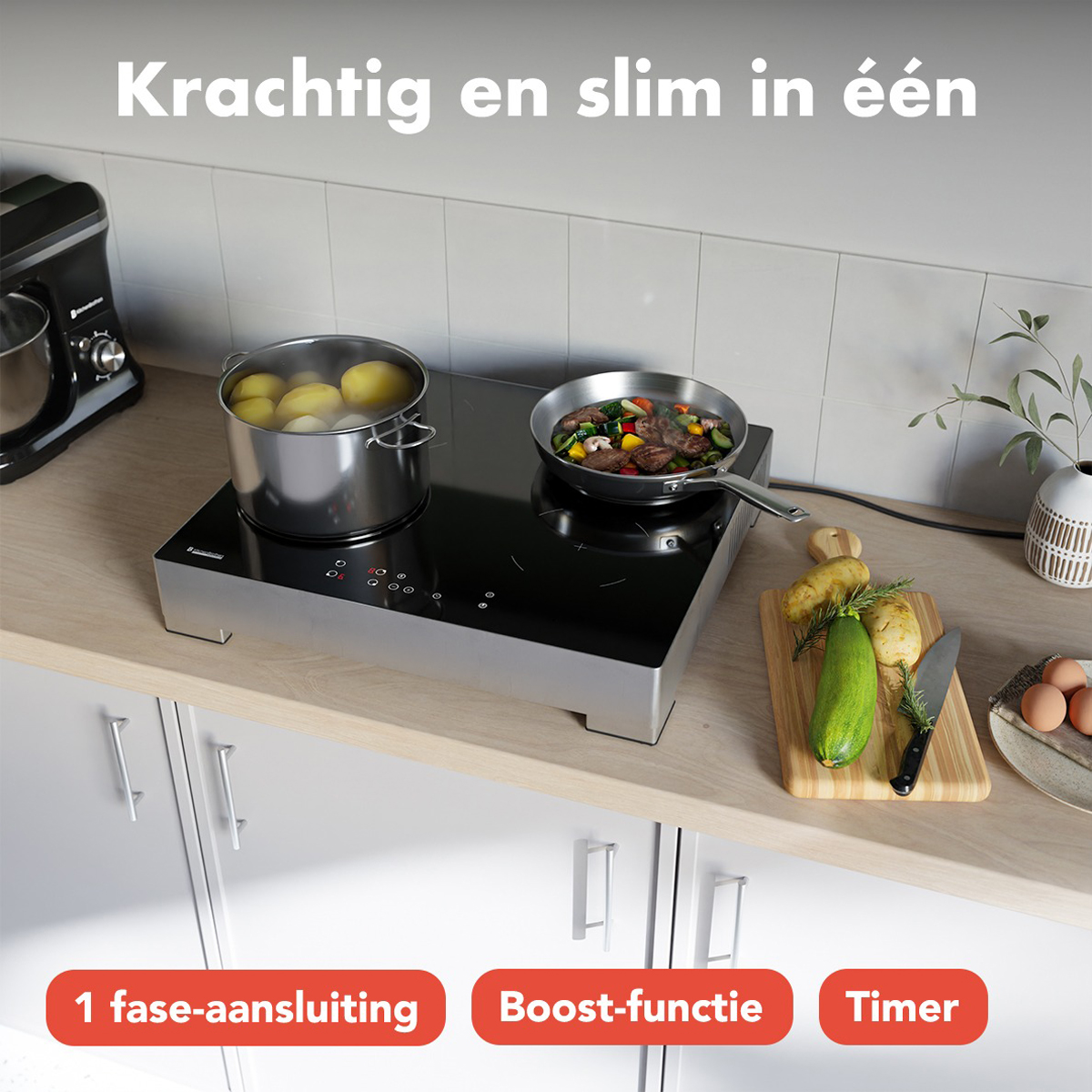 Een inductiekookplaat met een pan, een pan met eten en een snijplank met groenten.