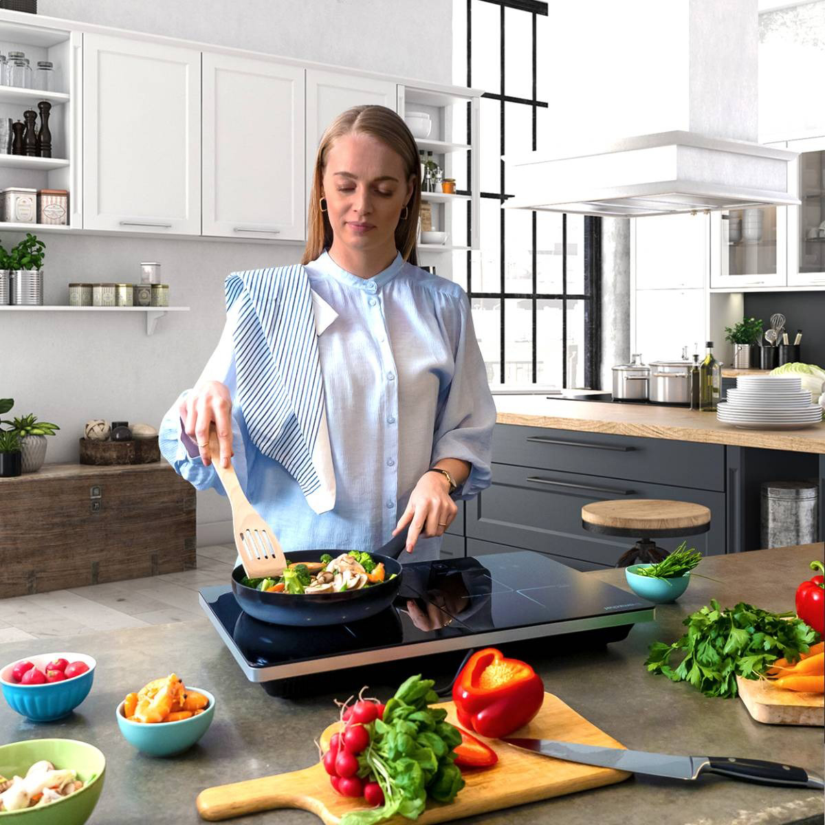Vrouw die kookt op een inductiekookplaat met groenten. Schalen met ingrediënten en snijplank.