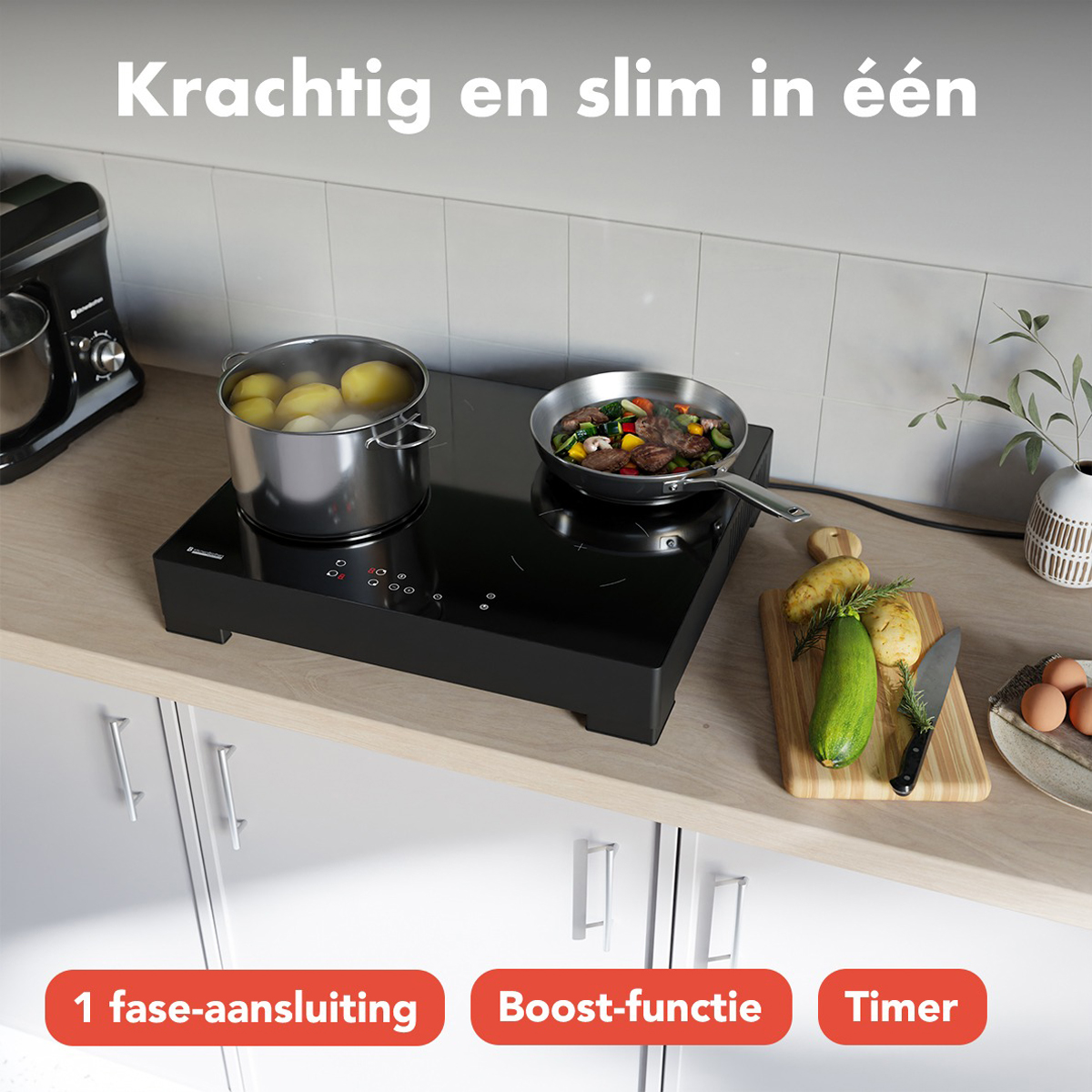 Zwarte inductiekookplaat met potten, pannen en groenten op een houten aanrecht in een keuken.