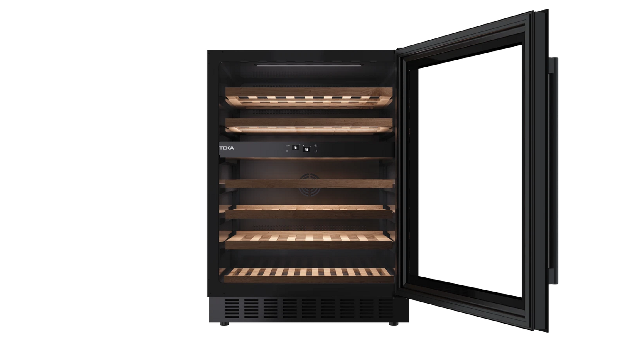 Czarna chłodziarka do wina z otwartymi szklanymi drzwiami. Drewniane półki w środku, czarne tło.