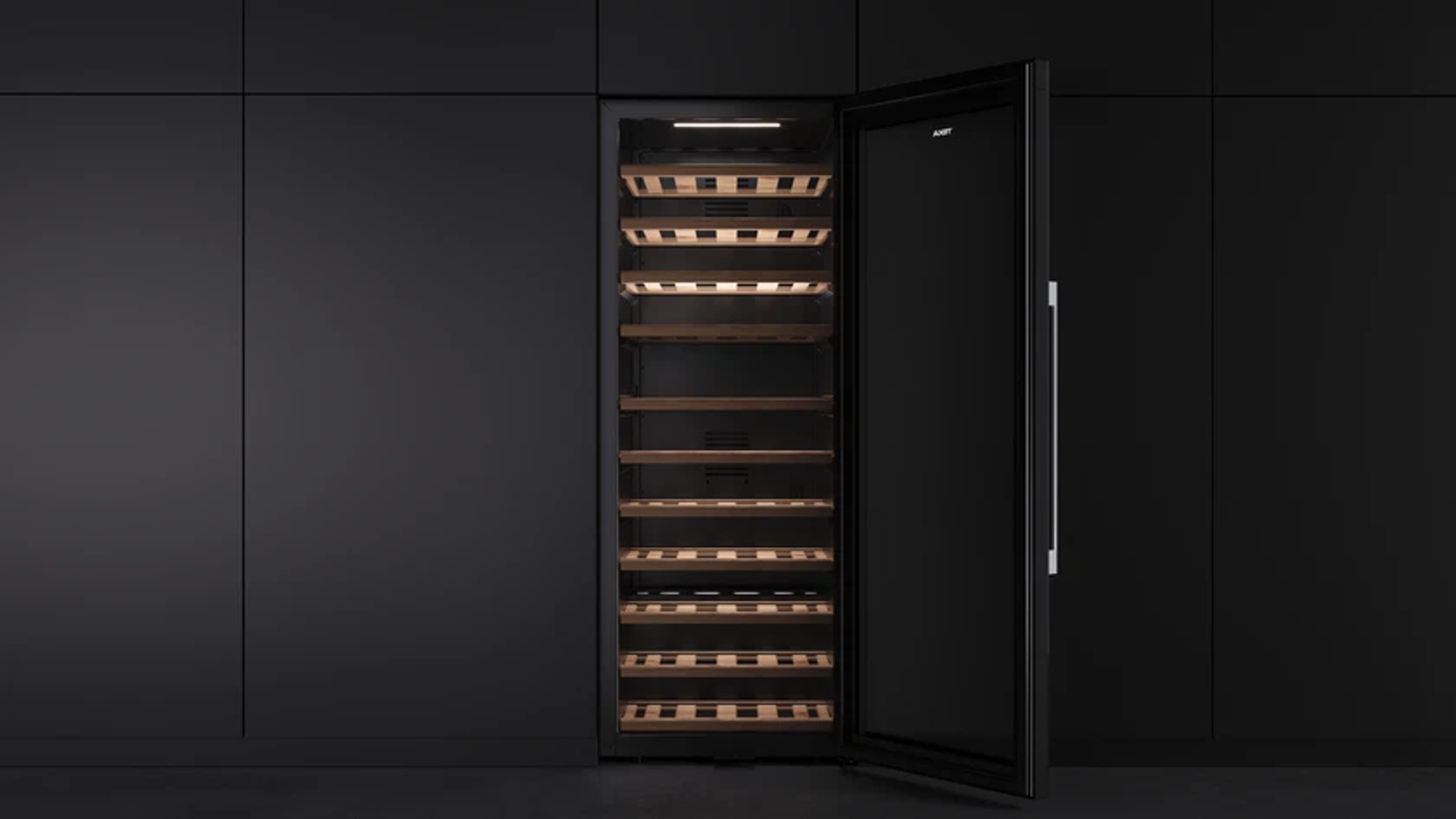 Czarna chłodziarka do wina z otwartymi drzwiami, odsłaniająca drewniane półki i butelki wina.