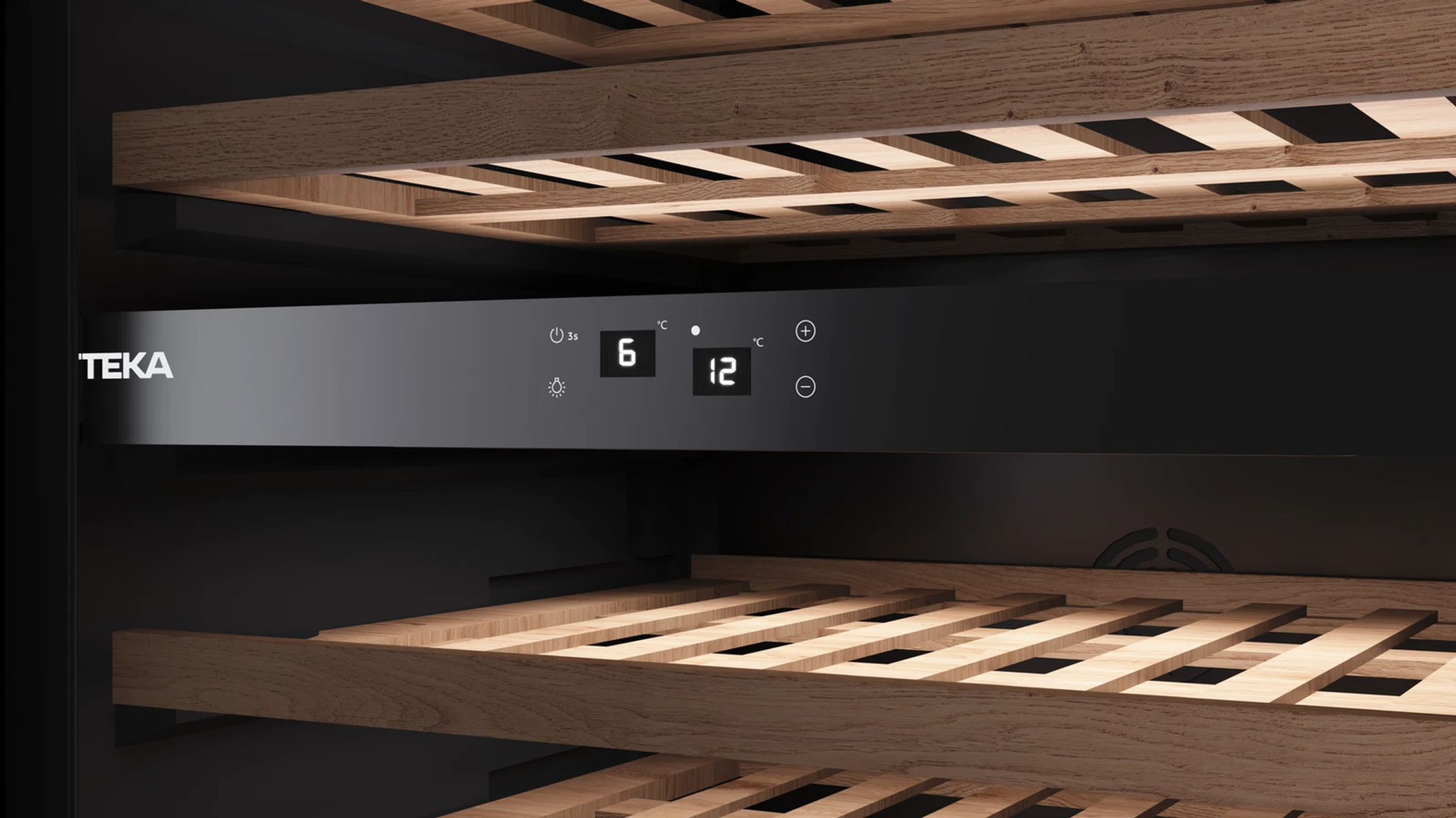 Wyświetlacz chłodziarki do wina, czarna powierzchnia, drewniane półki. Wyświetla temperaturę i inne ustawienia.