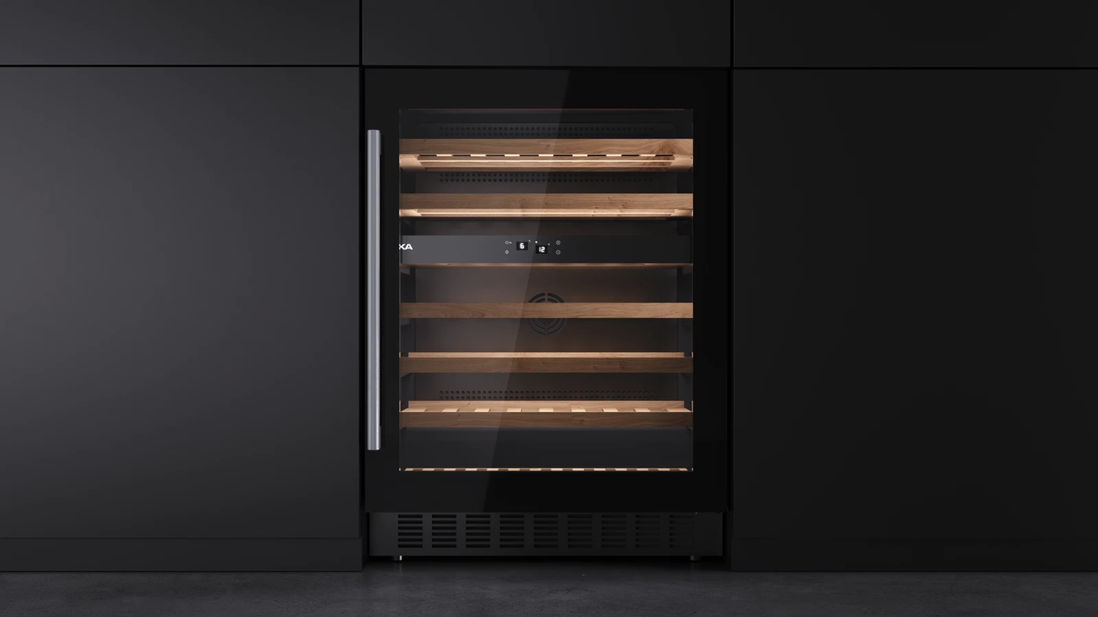 Czarna chłodziarka do wina z wieloma drewnianymi półkami za szklanymi drzwiami, na czarnej ścianie.