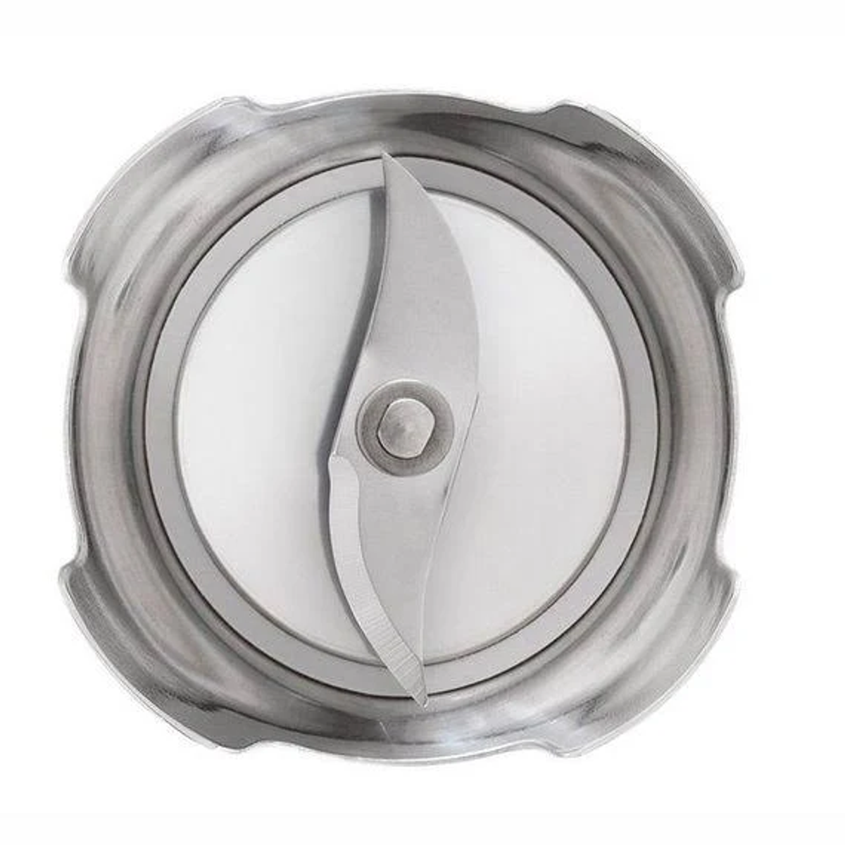 Zbliżenie zespołu ostrzy blendera. Srebrny metal, ostre ostrza, białe tło.