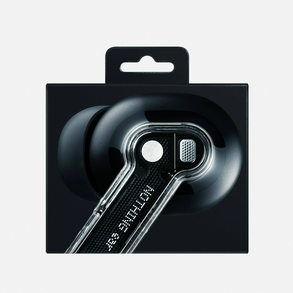 Czarne etui na słuchawki z przezroczystą pokrywą, widoczną słuchawką i tekstem: NOTHING EAR(1).