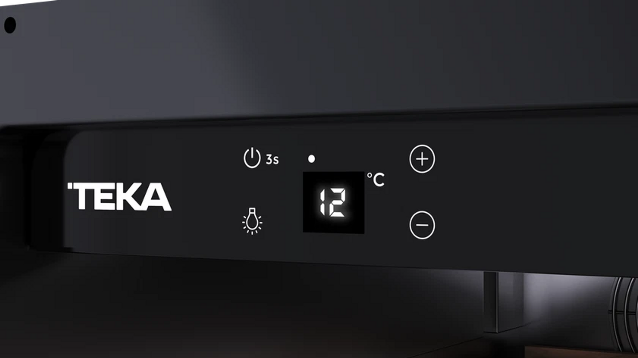 Czarny panel sterowania urządzenia z podświetlonym tekstem i symbolami. Marka Teka. Czarne tło.