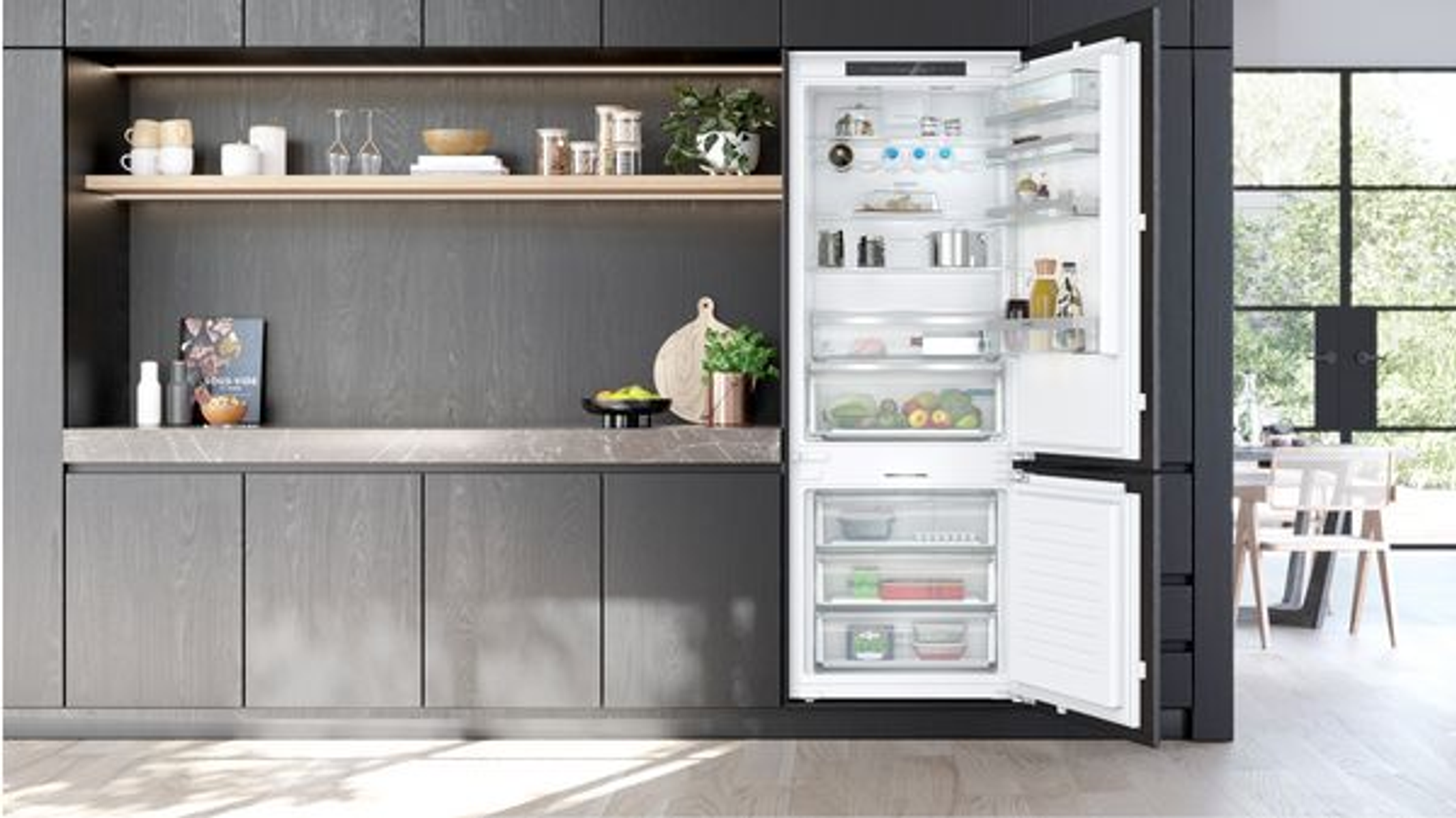 Een modern keukeninterieur met een koelkast waarvan de deuren open zijn, de binnenkant tonend.