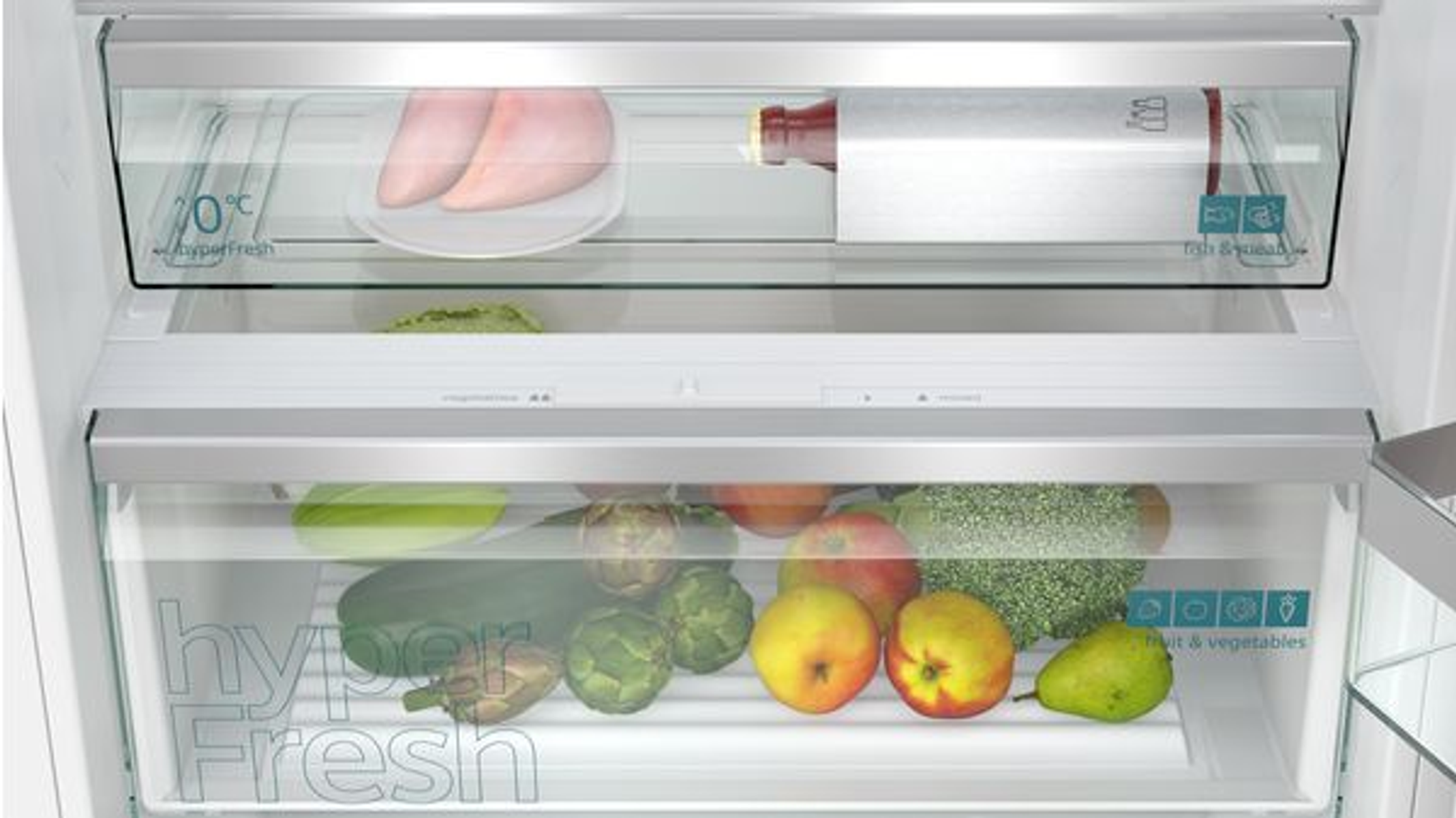 Interieur van koelkast met twee planken. Boven: eten, beneden: groenten en fruit. Glazen deuren.