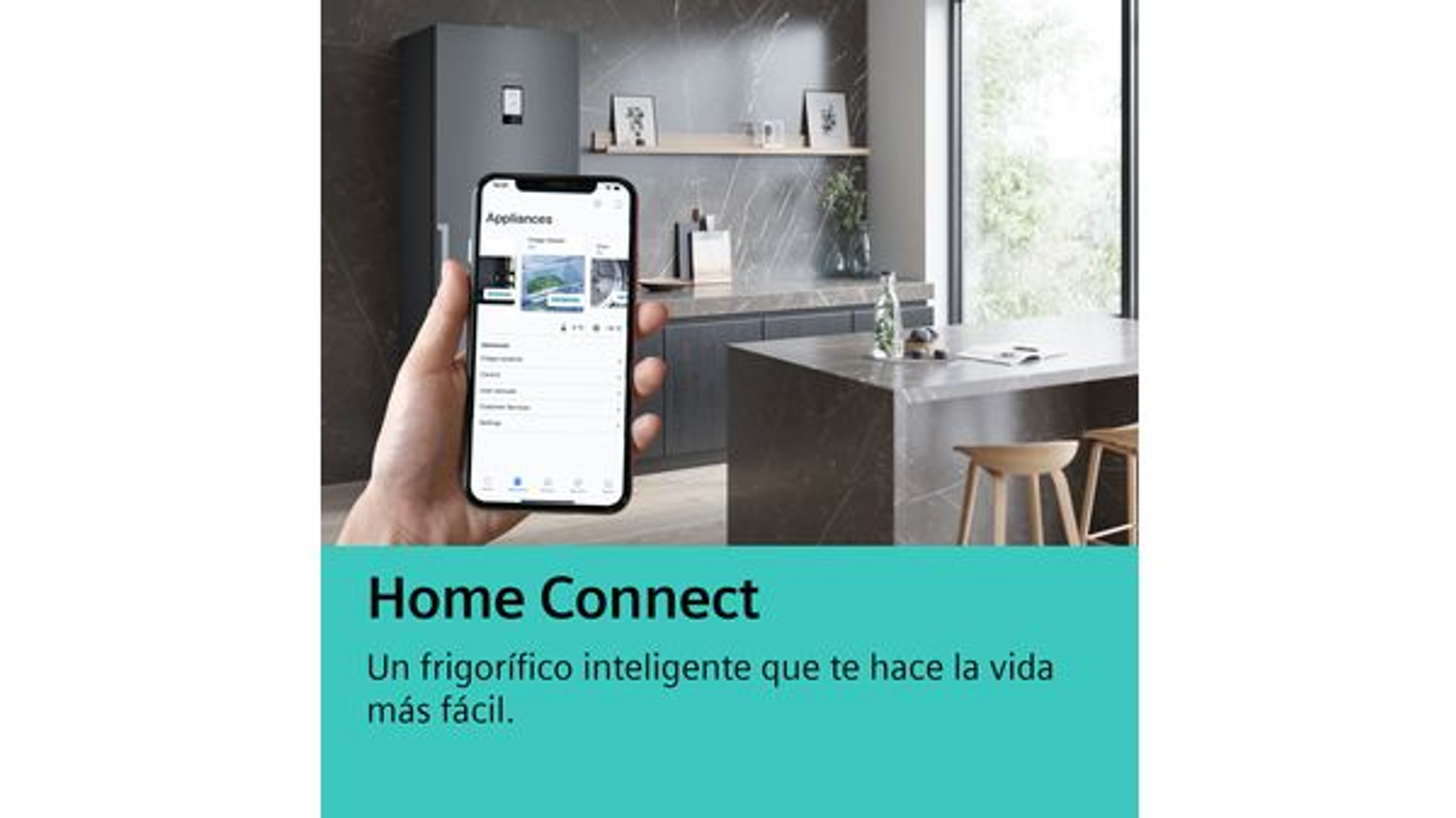Hand met telefoon met smart home-app. Koelkast op de achtergrond in een keuken.