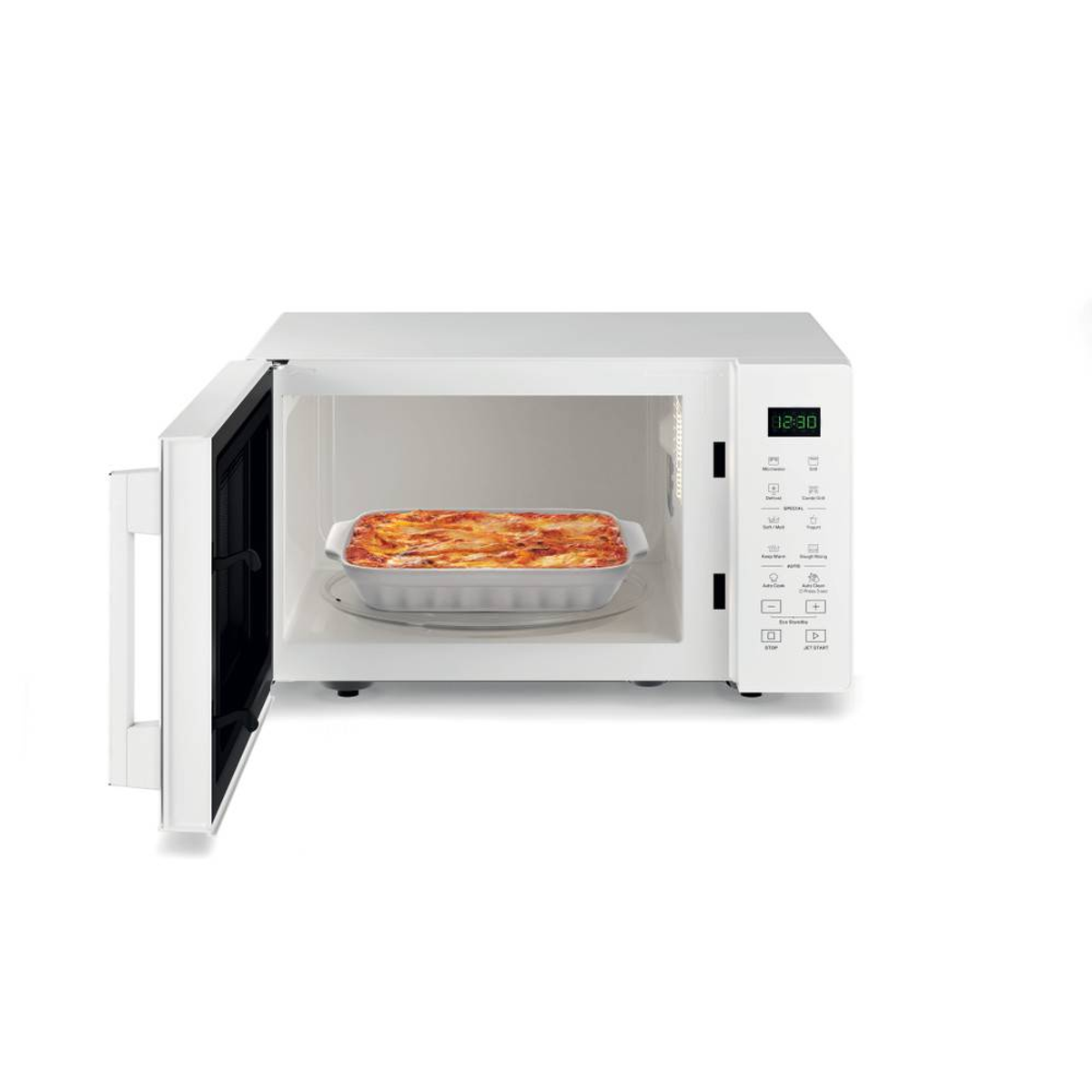Biała kuchenka mikrofalowa z otwartymi drzwiami, pokazująca naczynie z lasagne. Godzina to 12:30.