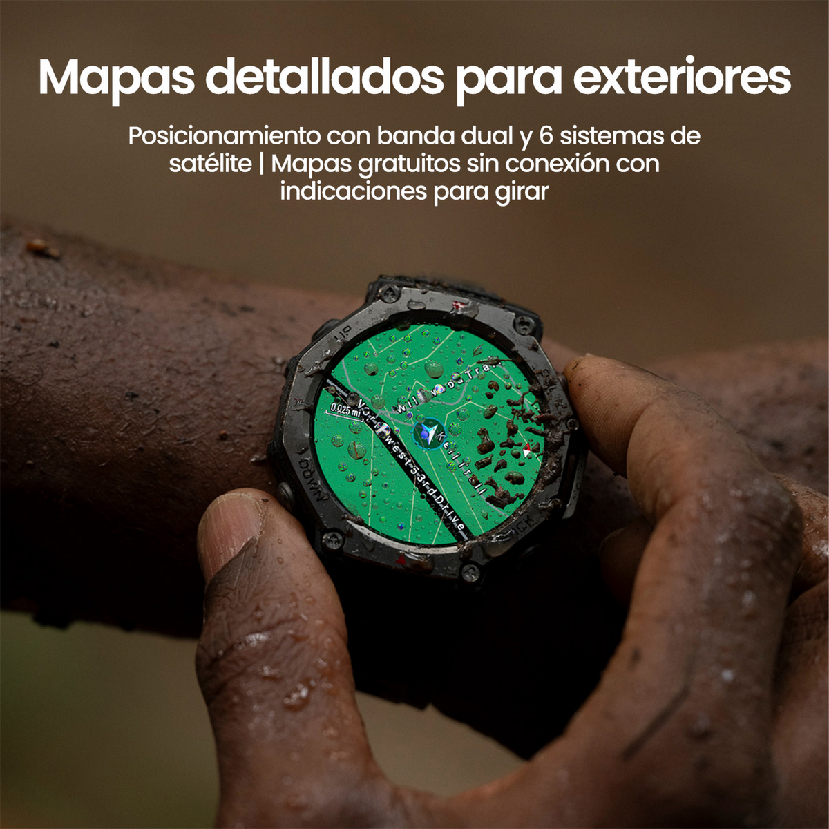 Dłoń trzymająca smartwatch, który wyświetla mapę ze szczegółowymi mapami zewnętrznymi.