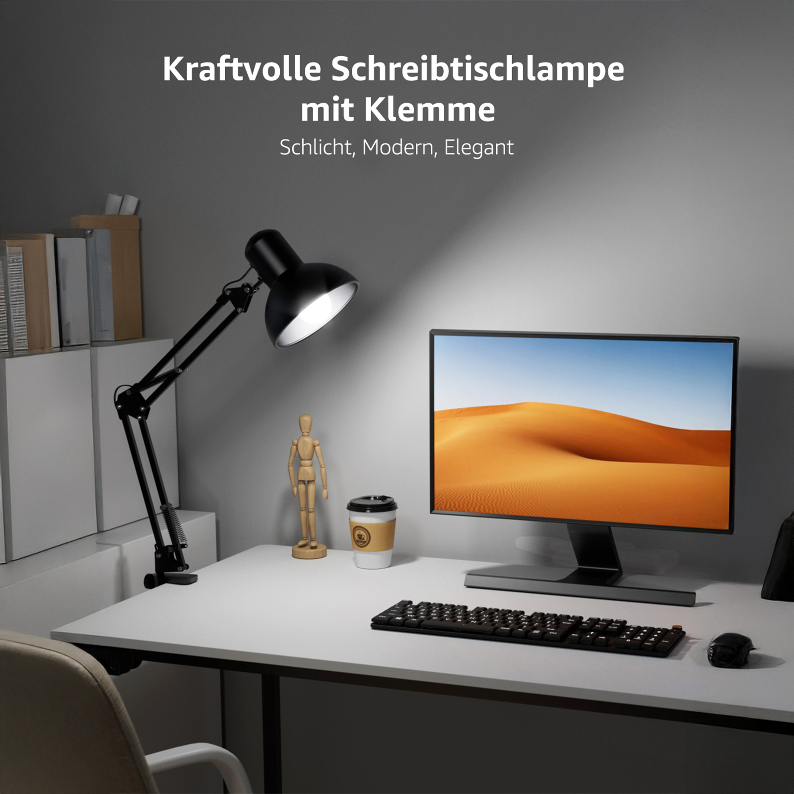 Schwarze Schreibtischlampe mit Klemme, auf einem weißen Schreibtisch mit Monitor, Holzfigur, Kaffeetasse.