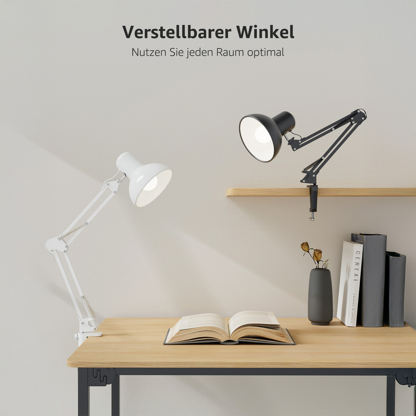 Zwei verstellbare Schreibtischlampen auf einem Holztisch, mit Büchern und einer Vase.
