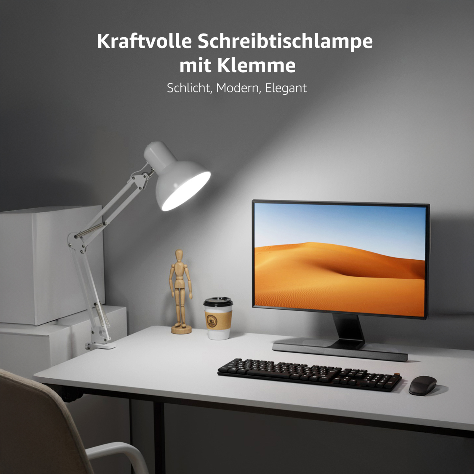 Eine weiße Schreibtischlampe mit schwarzem Monitor, Tastatur, Kaffeetasse und einer Holzfigur auf einem Schreibtisch.