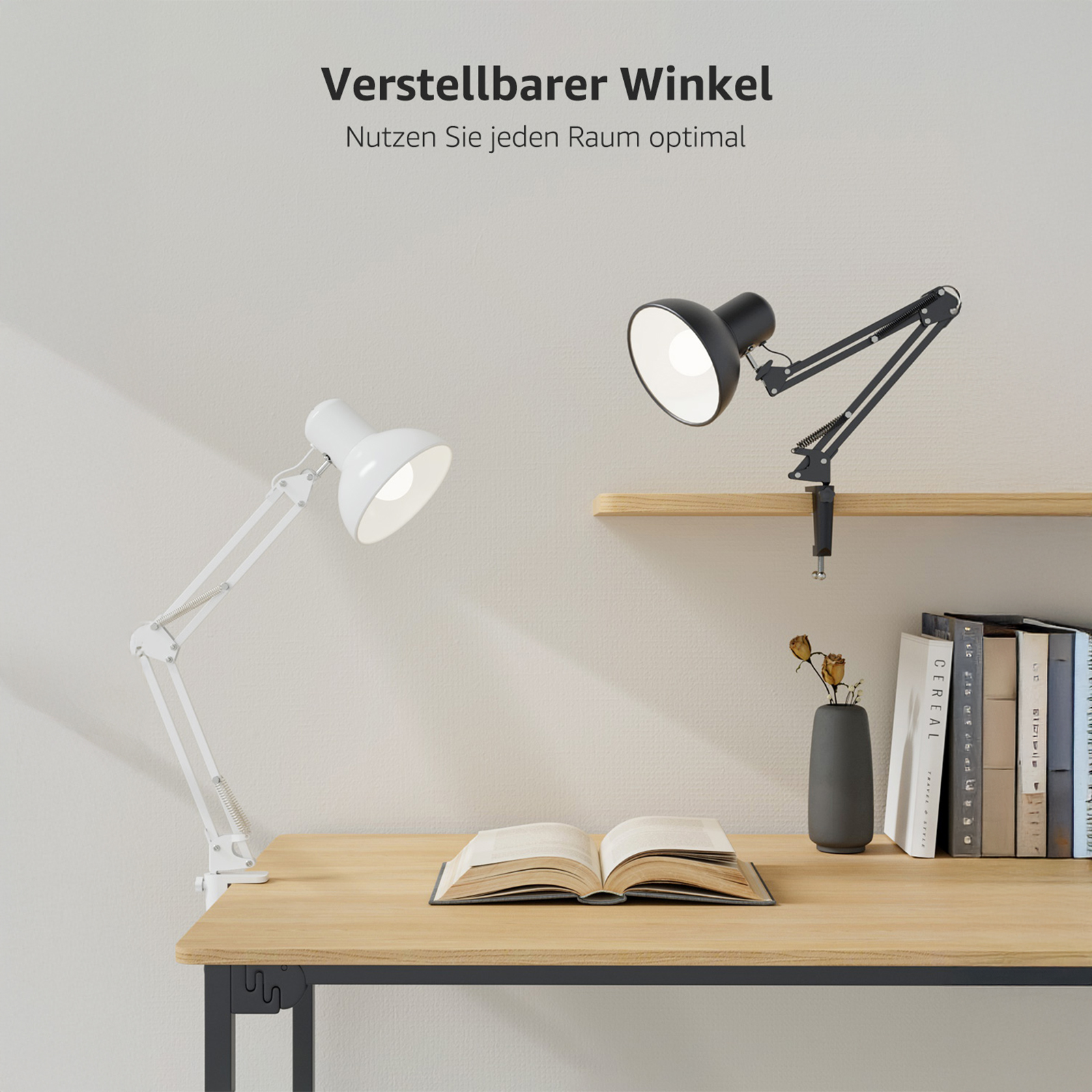 Zwei verstellbare Schreibtischlampen, eine weiße und eine schwarze, auf einem Holztisch.
