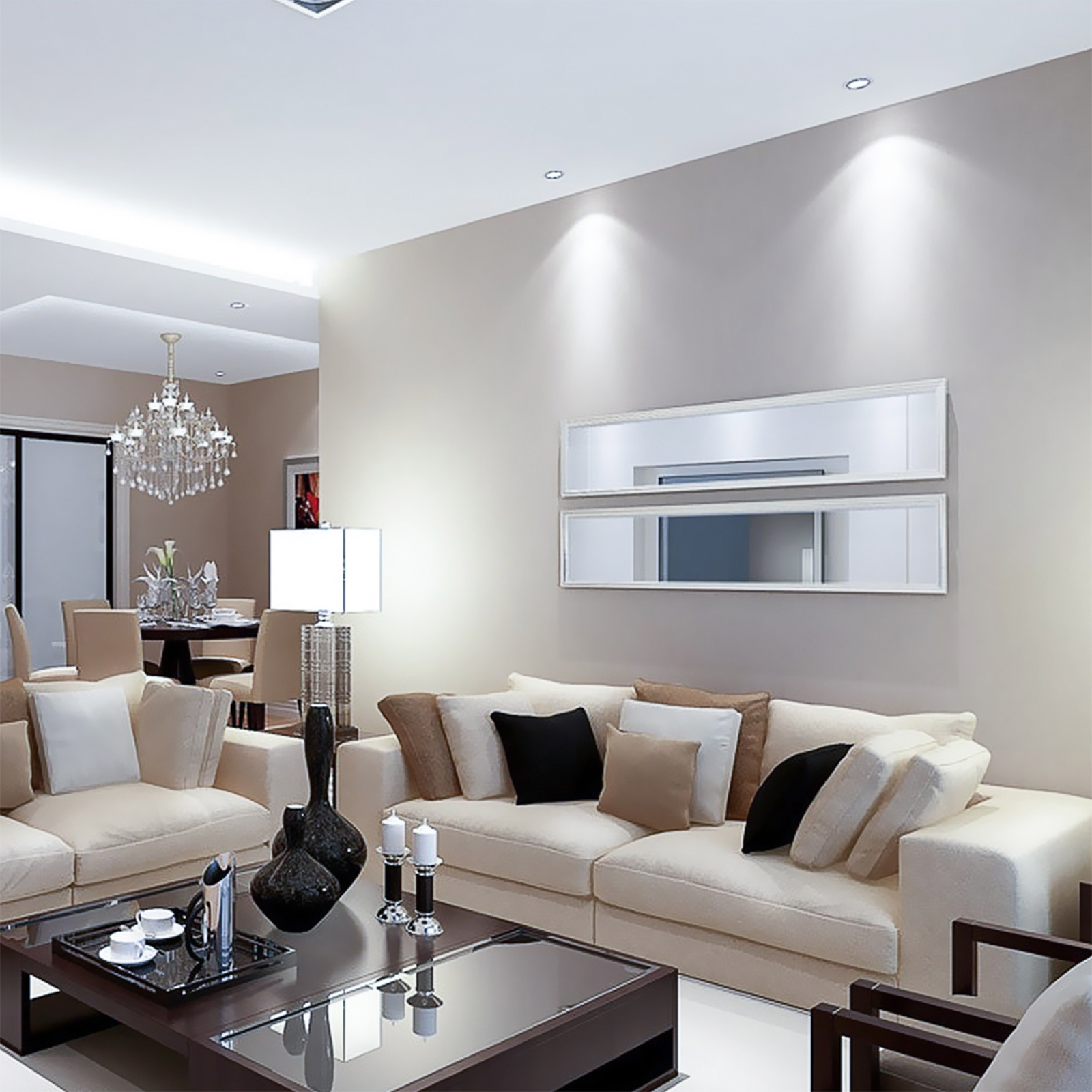 Ein Wohnzimmer mit beigen Sofas, Couchtisch und Kronleuchter, gut beleuchtet und einladend.