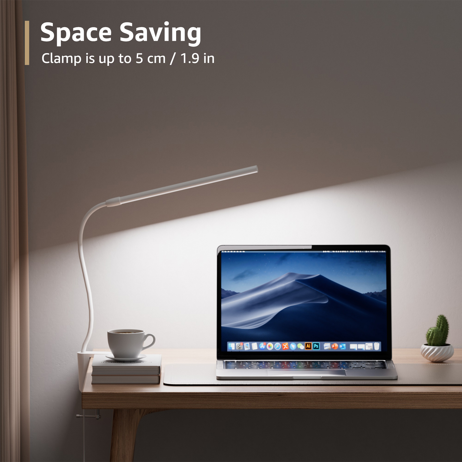 Ein Schreibtisch mit Laptop und Lampe. Die Lampe ist weiß und hat einen flexiblen Hals.