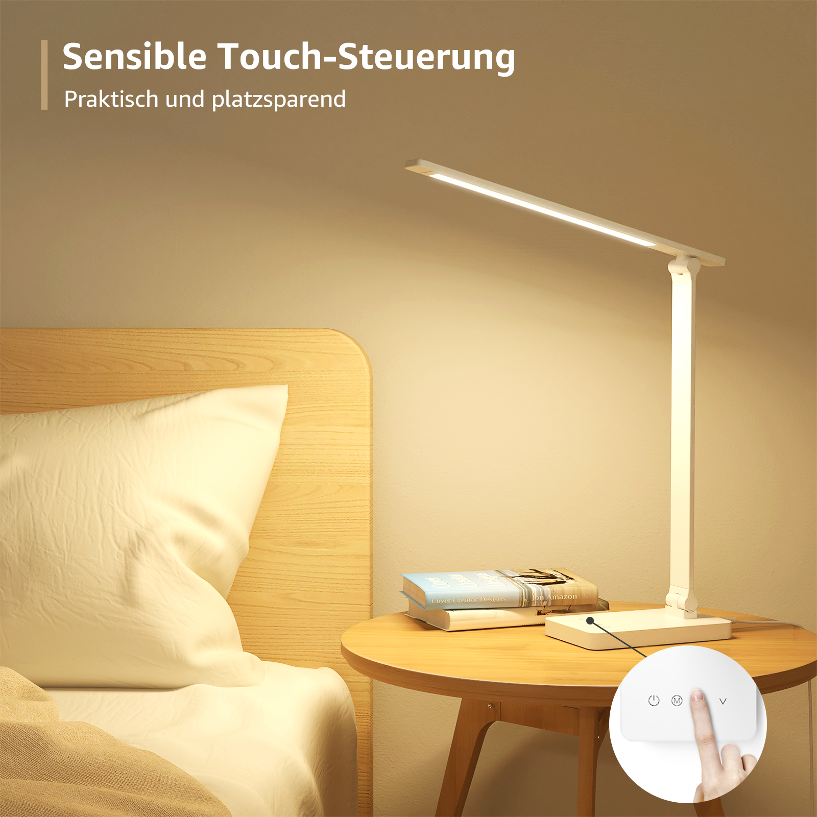 Eine weiße Schreibtischlampe auf einem Holztisch neben einem Bett. Die Lampe ist an, mit Touch-Bedienfeld.