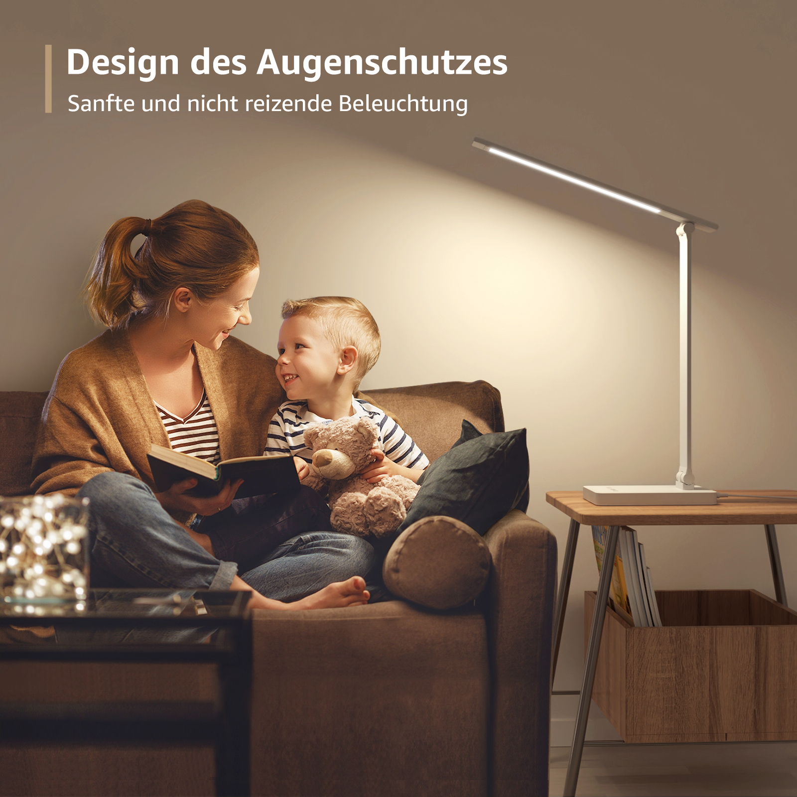 Mutter und Kind sitzen auf einem Sofa und lesen. Eine Tischlampe ist an und spendet warmes Licht.