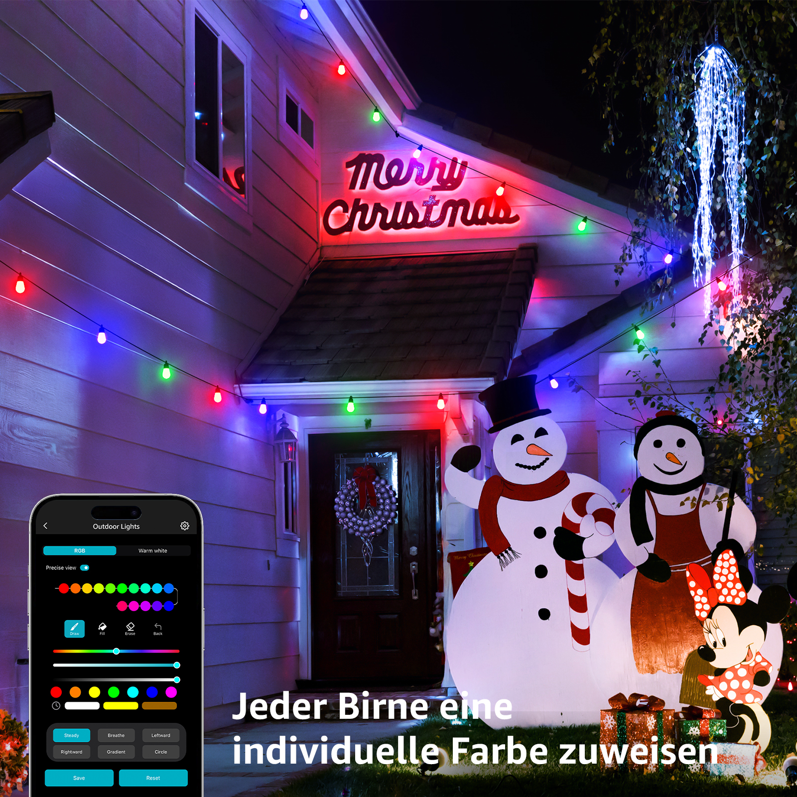 Esterno casa con luci natalizie. Pupazzi di neve, Mickey Mouse e scritta 'Merry Christmas'.