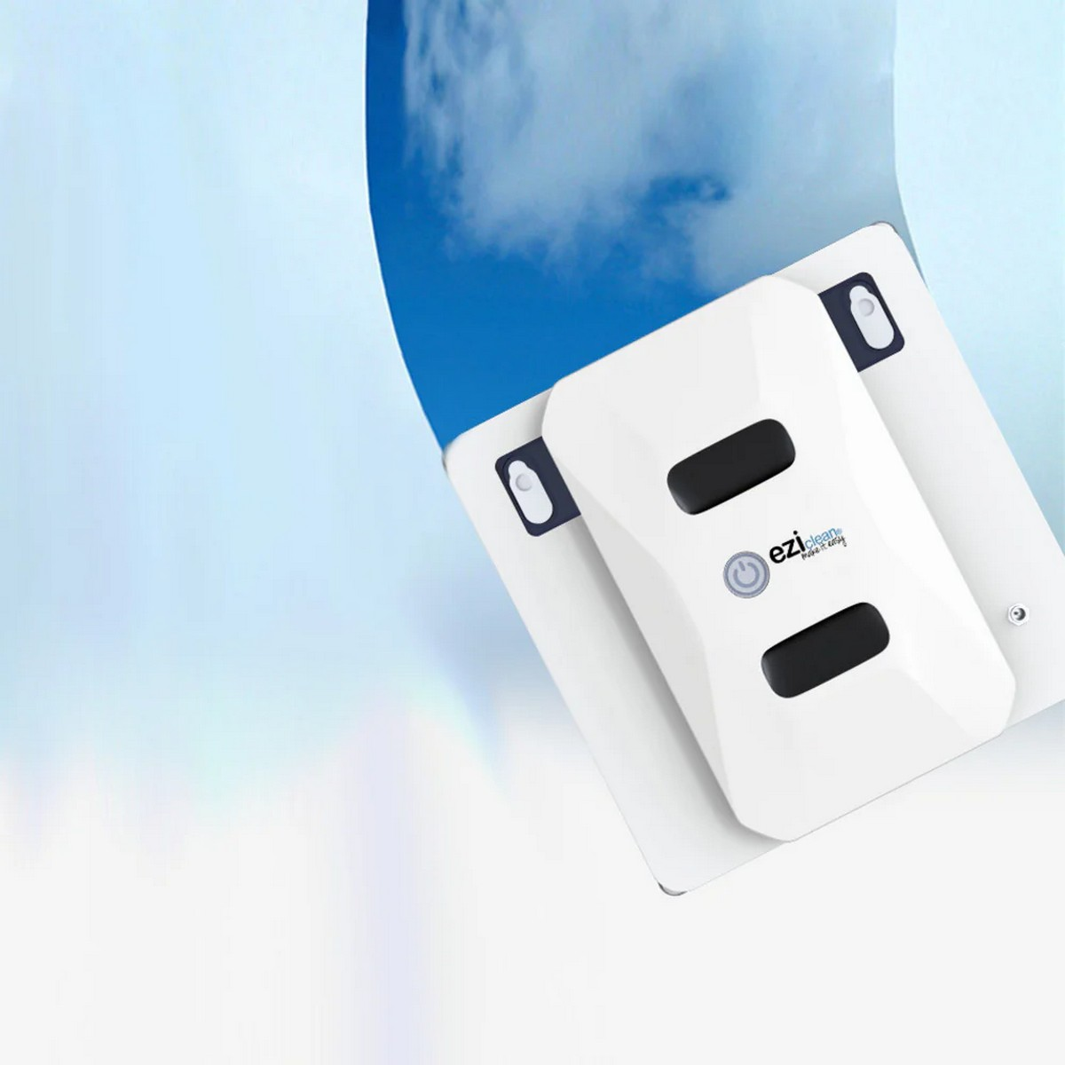 Biały czyścik do okien na szkle, z niebieskim niebem widocznym w tle.