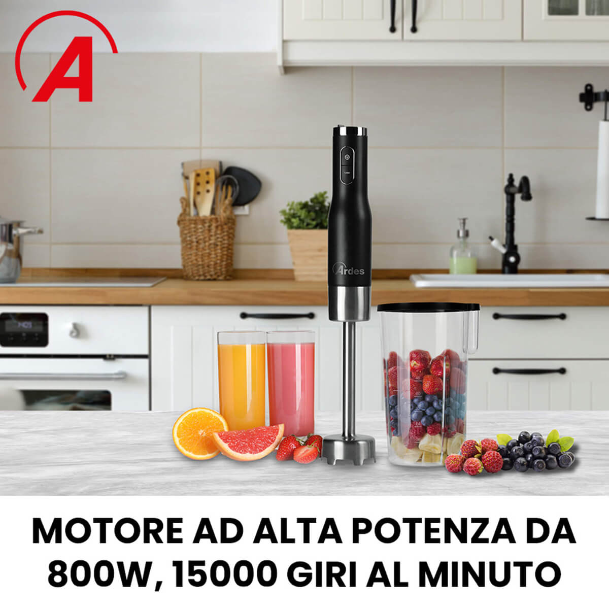 Czarny blender ręczny ze składnikami. Szklanki z pomarańczowym i różowym sokiem oraz pojemnik z jagodami.