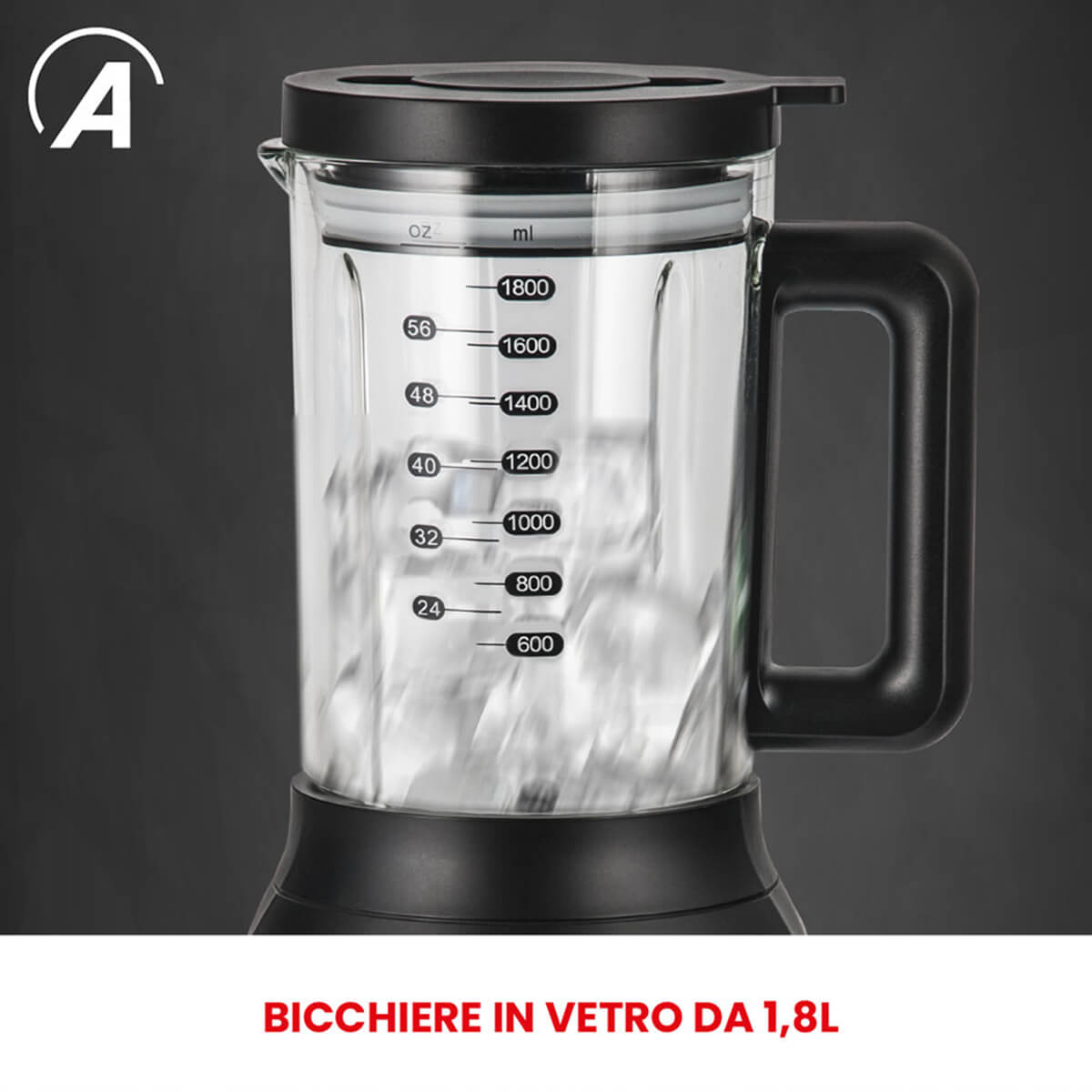 Bicchiere per frullatore in vetro trasparente con manico nero, pieno di ghiaccio, con misure.